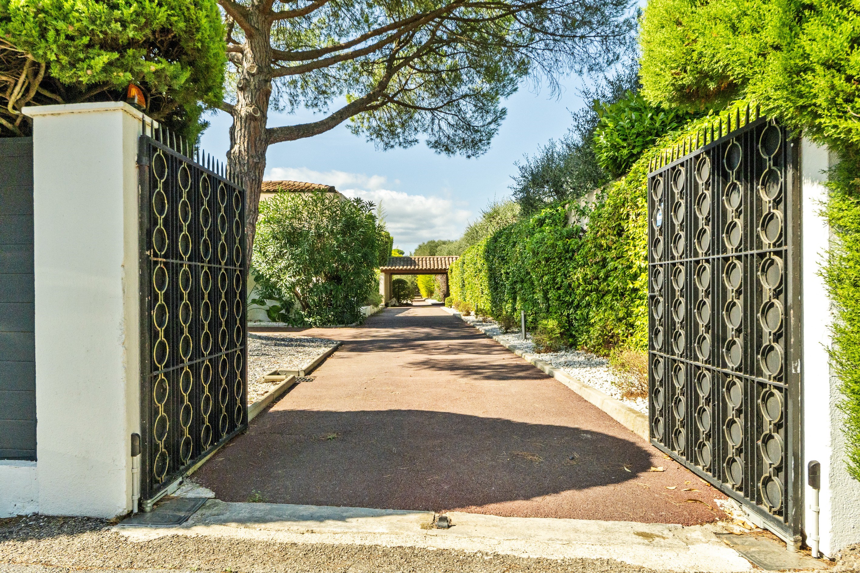  Contemporary single-storey villa with pool and pétanque court for sale in Mougi… - 物件實景