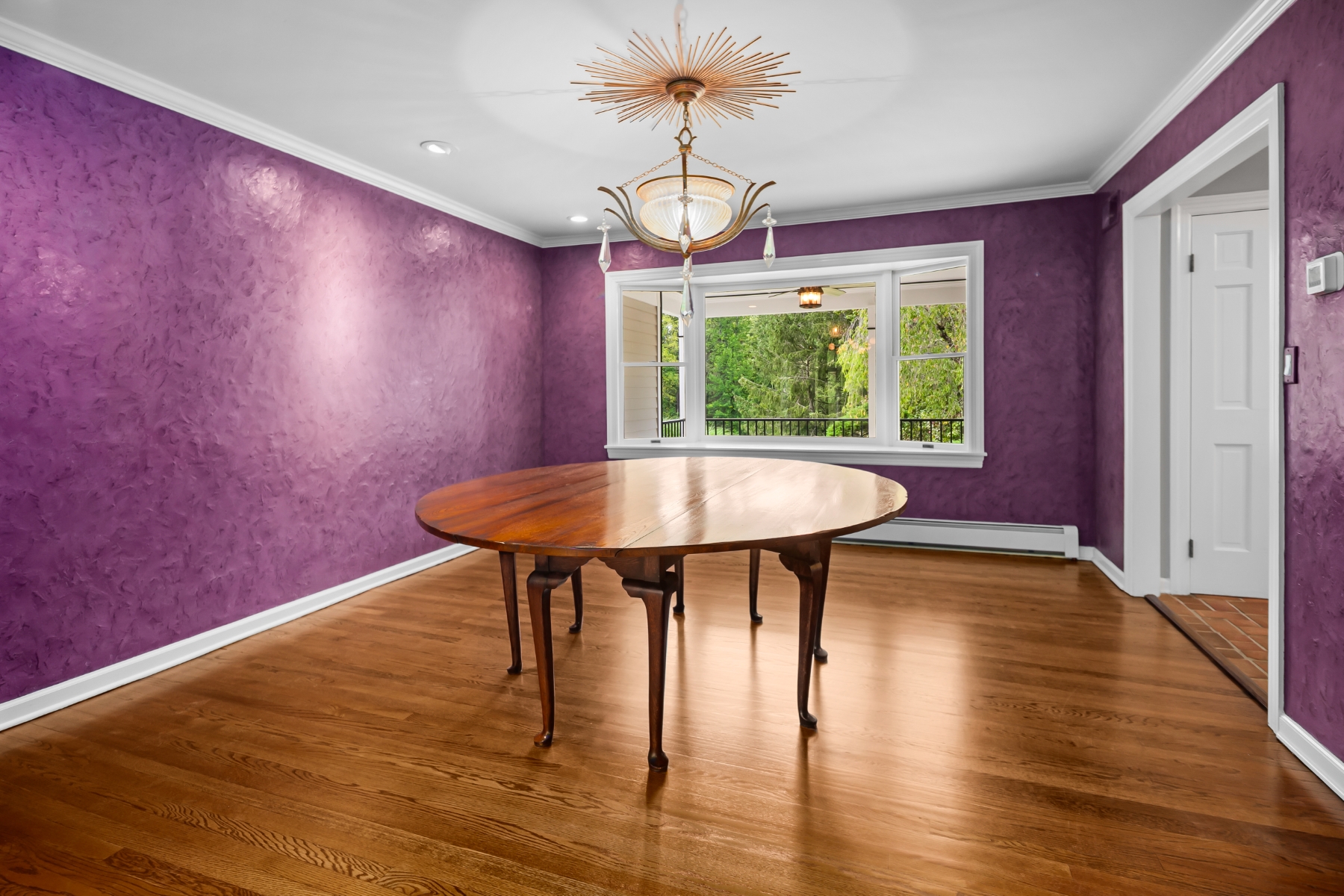  Updated Custom Colonial Home Brings Private Natural Setting Into Daily Life - 物件實景
