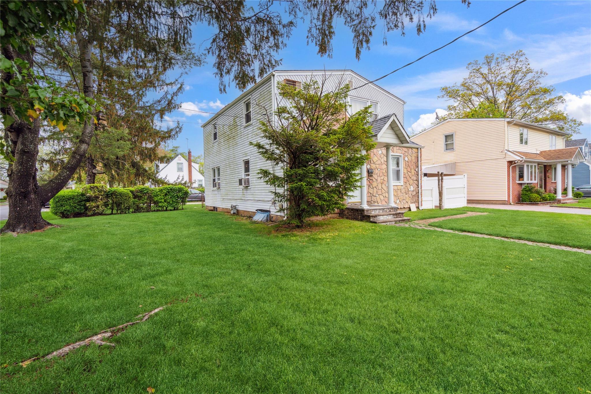 New Hyde Park, New York, 11040, United States, 3 Bedrooms Bedrooms, ,3 BathroomsBathrooms,Residential,For Sale,1804080
