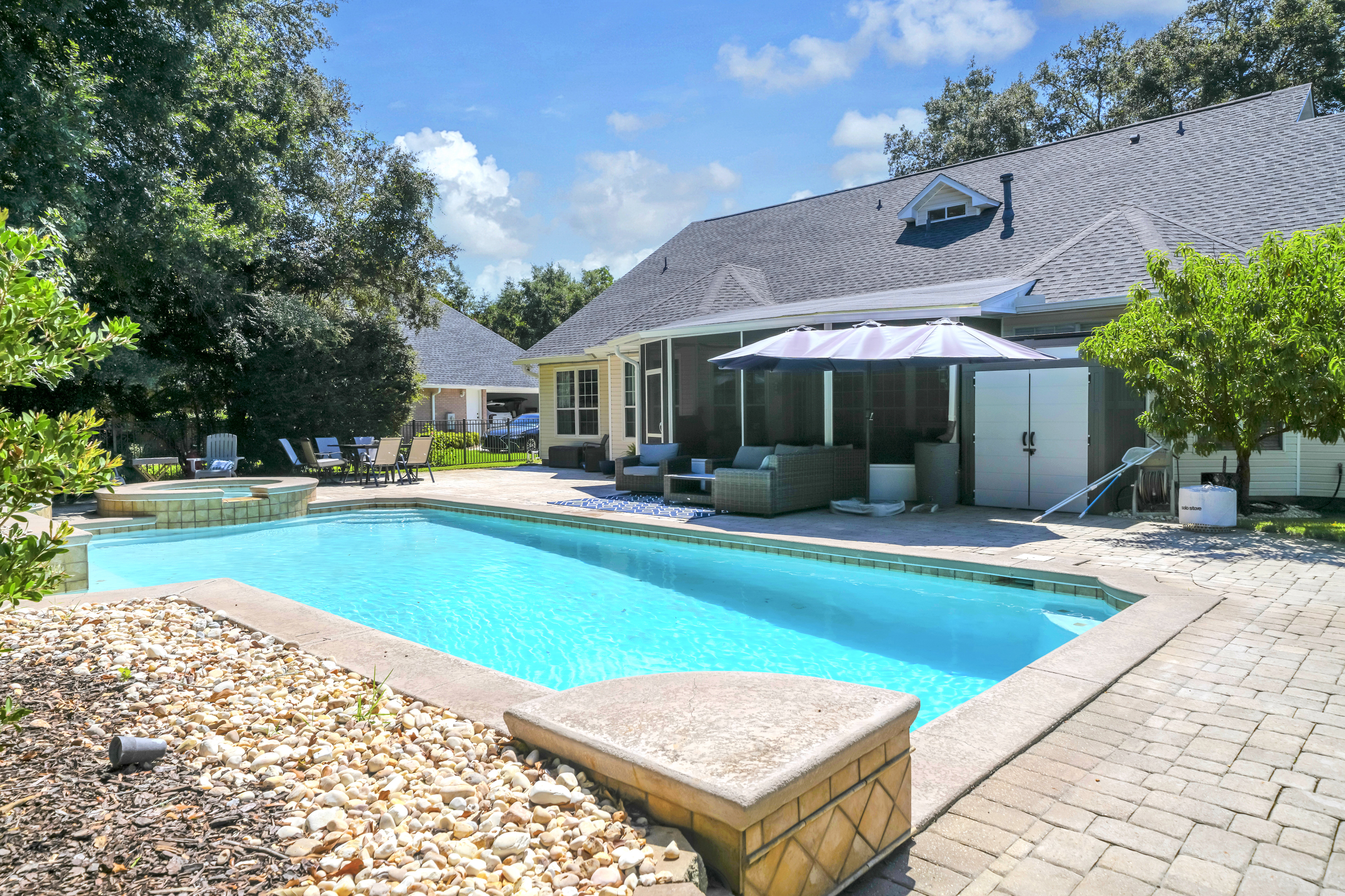  Updated Golf Course Pool Home With Flexible Five-Bedroom Layout - 物件實景