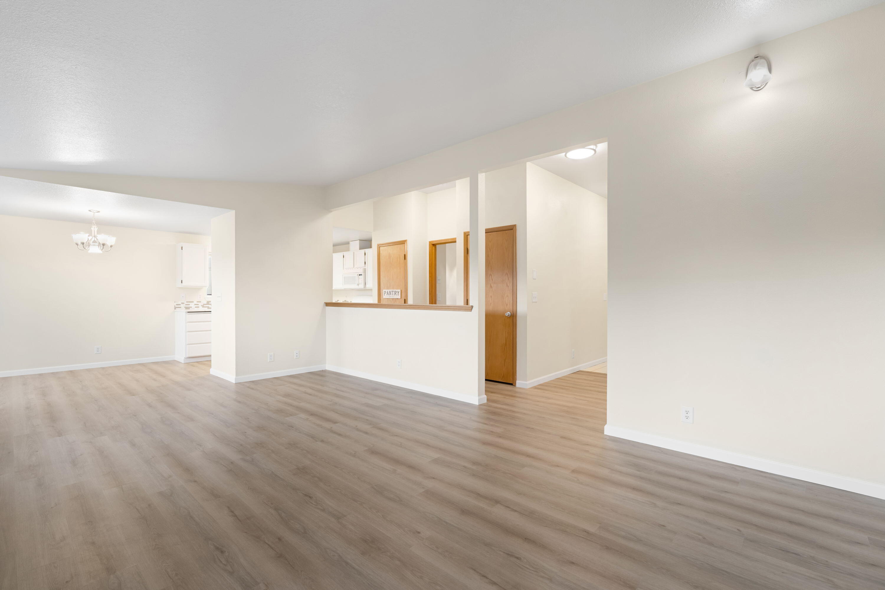 Bend, Oregon, 97701, United States, 3 Bedrooms Bedrooms, ,2 BathroomsBathrooms,Residential,For Sale,1697036