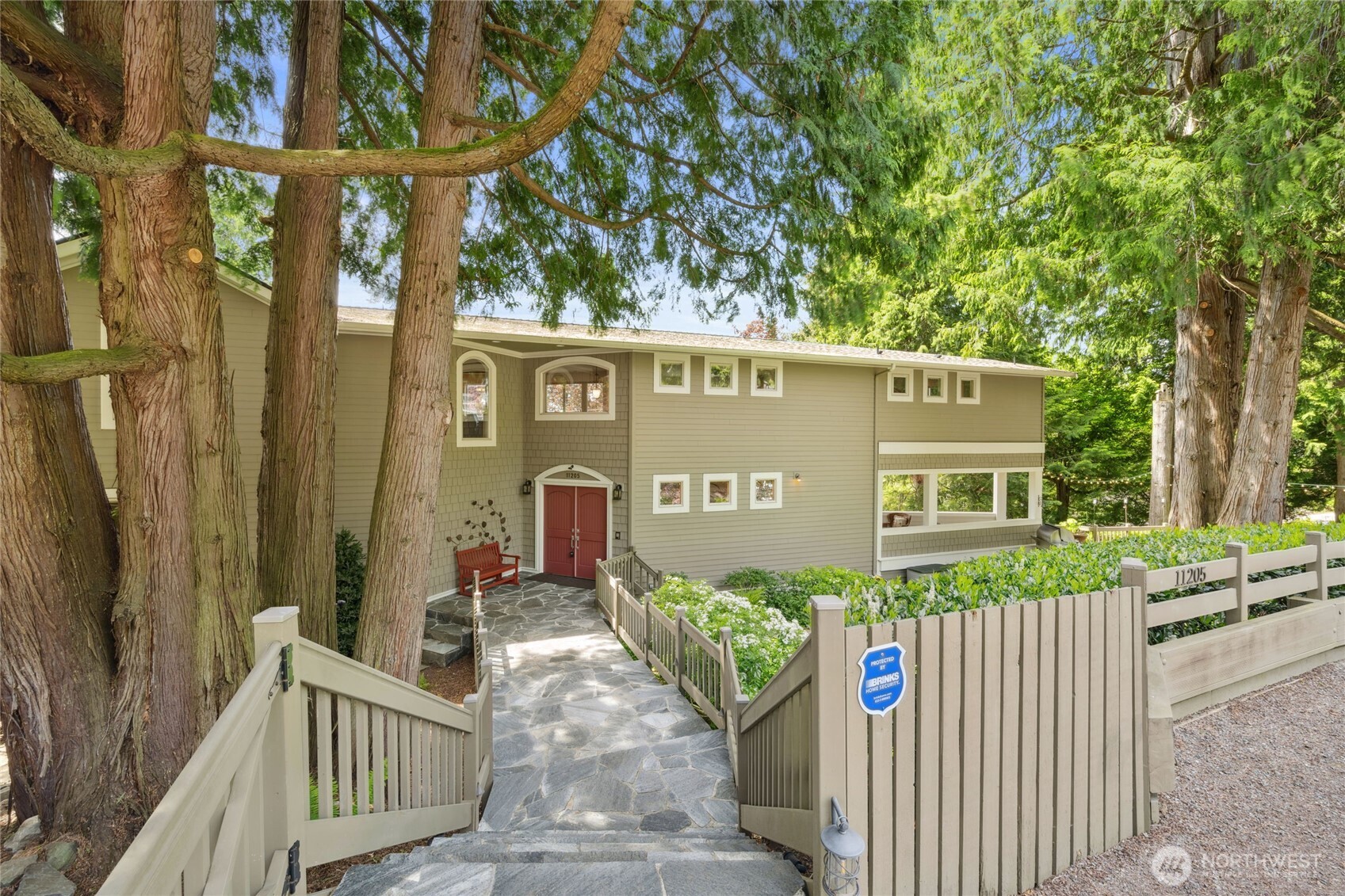 Kirkland, Washington, 98033, United States, 4 Bedrooms Bedrooms, ,2 BathroomsBathrooms,Residential,For Sale,1804621