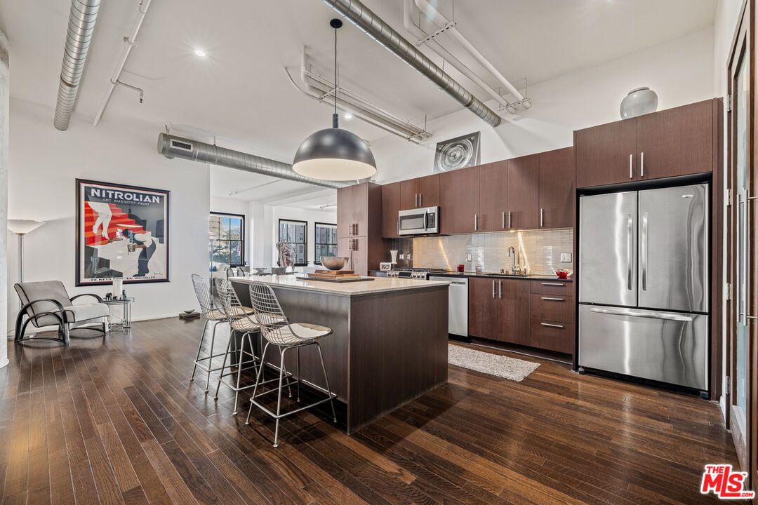 Los Angeles, California, 90028, United States, 2 Bedrooms Bedrooms, ,2 BathroomsBathrooms,Residential,For Sale,1827936