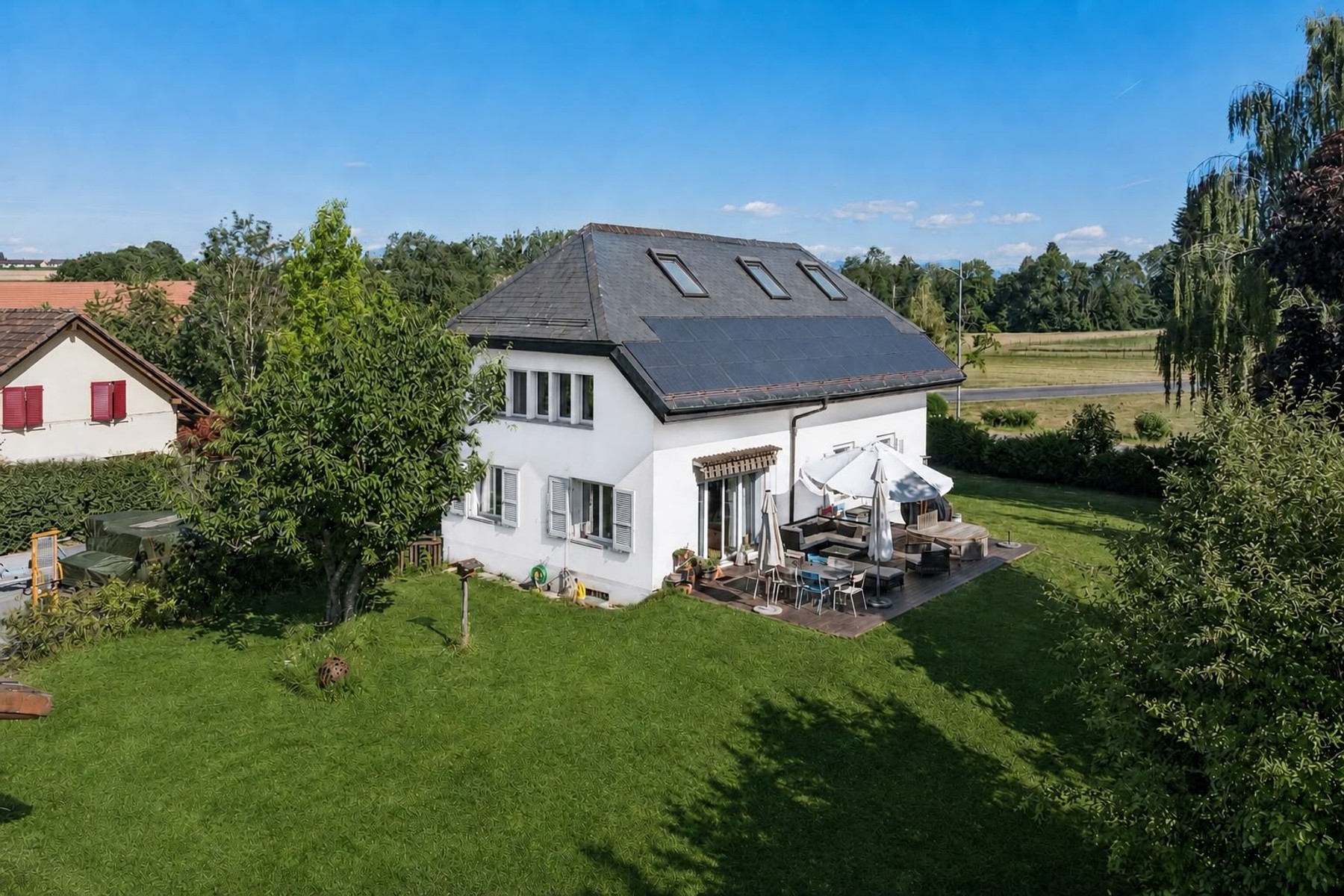  Detached villa on a 2,915 m² lot, with significant solar energy generation and i - 物件實景