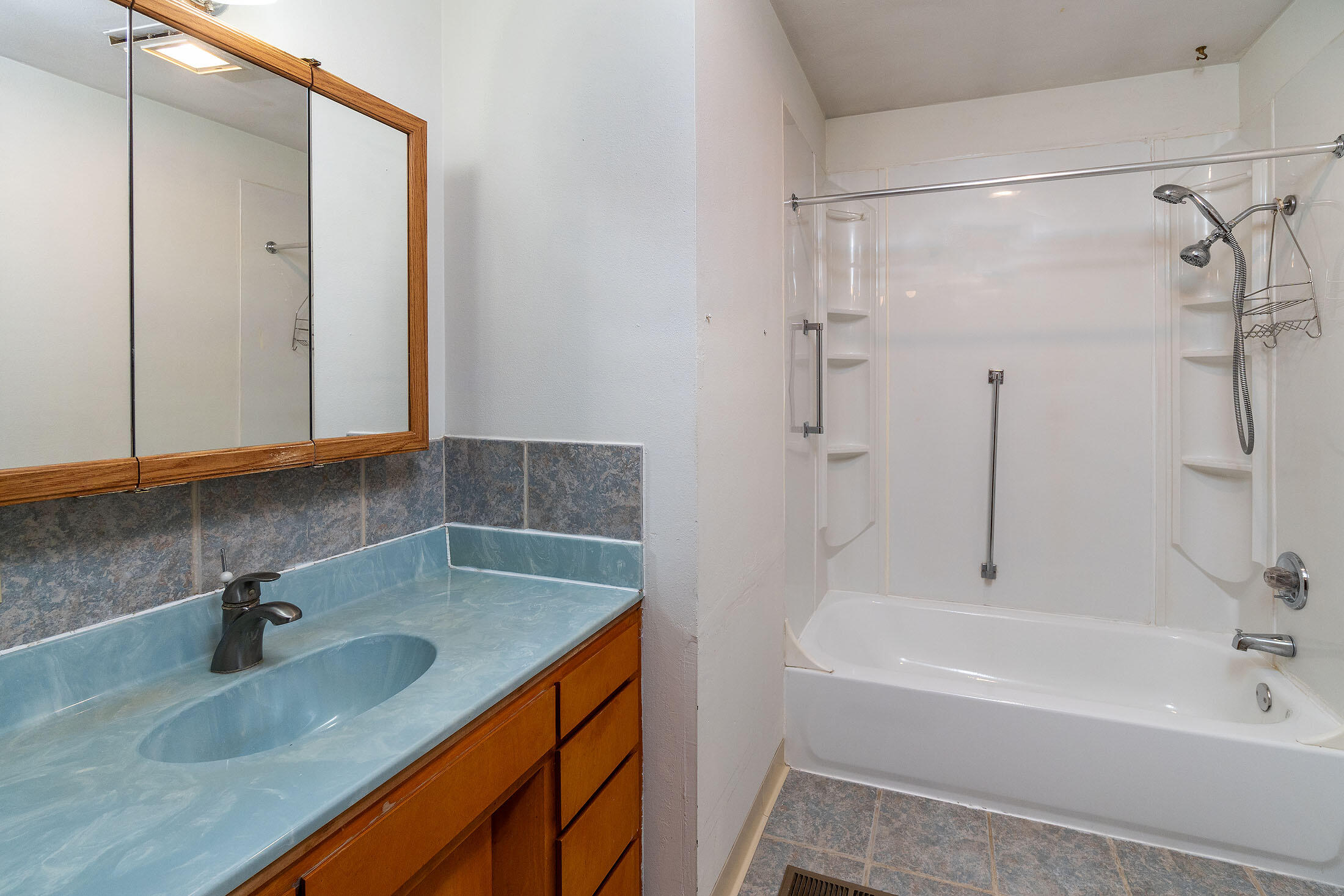 Mitchell, Oregon, 97750, United States, 3 Bedrooms Bedrooms, ,2 BathroomsBathrooms,Residential,For Sale,1965527