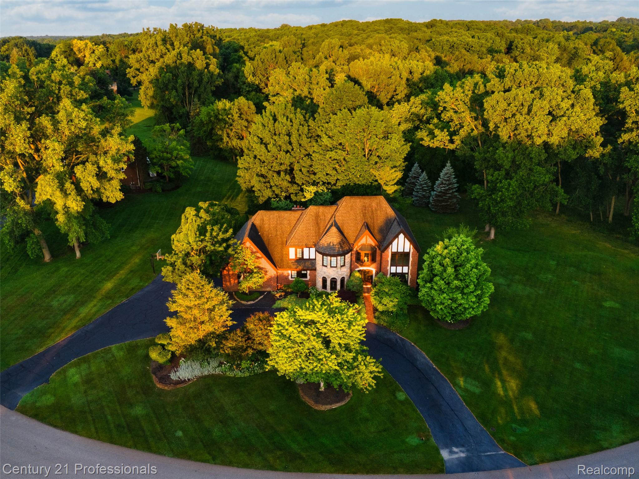 Rochester, Michigan, 48306, United States, 4 Bedrooms Bedrooms, ,3 BathroomsBathrooms,Residential,For Sale,1943231