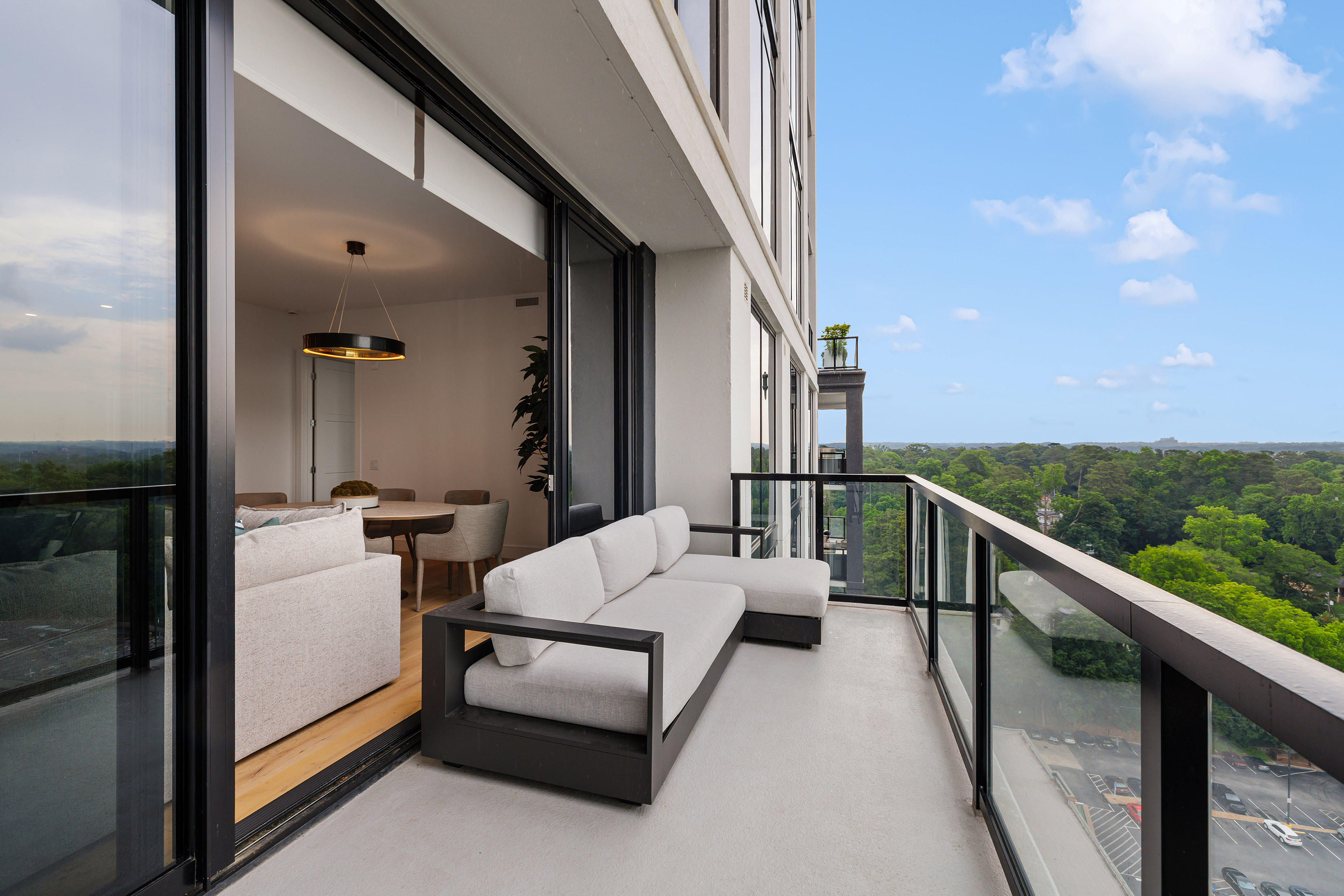  Elevated Design and Sweeping Skyline Views at The Dillon - 物件實景