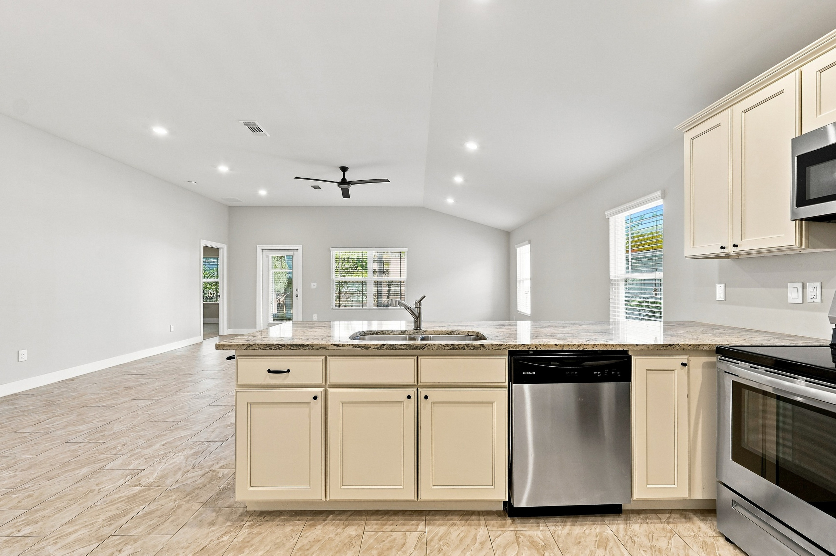  Newer Construction With Rear Yard Near Navarre Beach - 物件實景