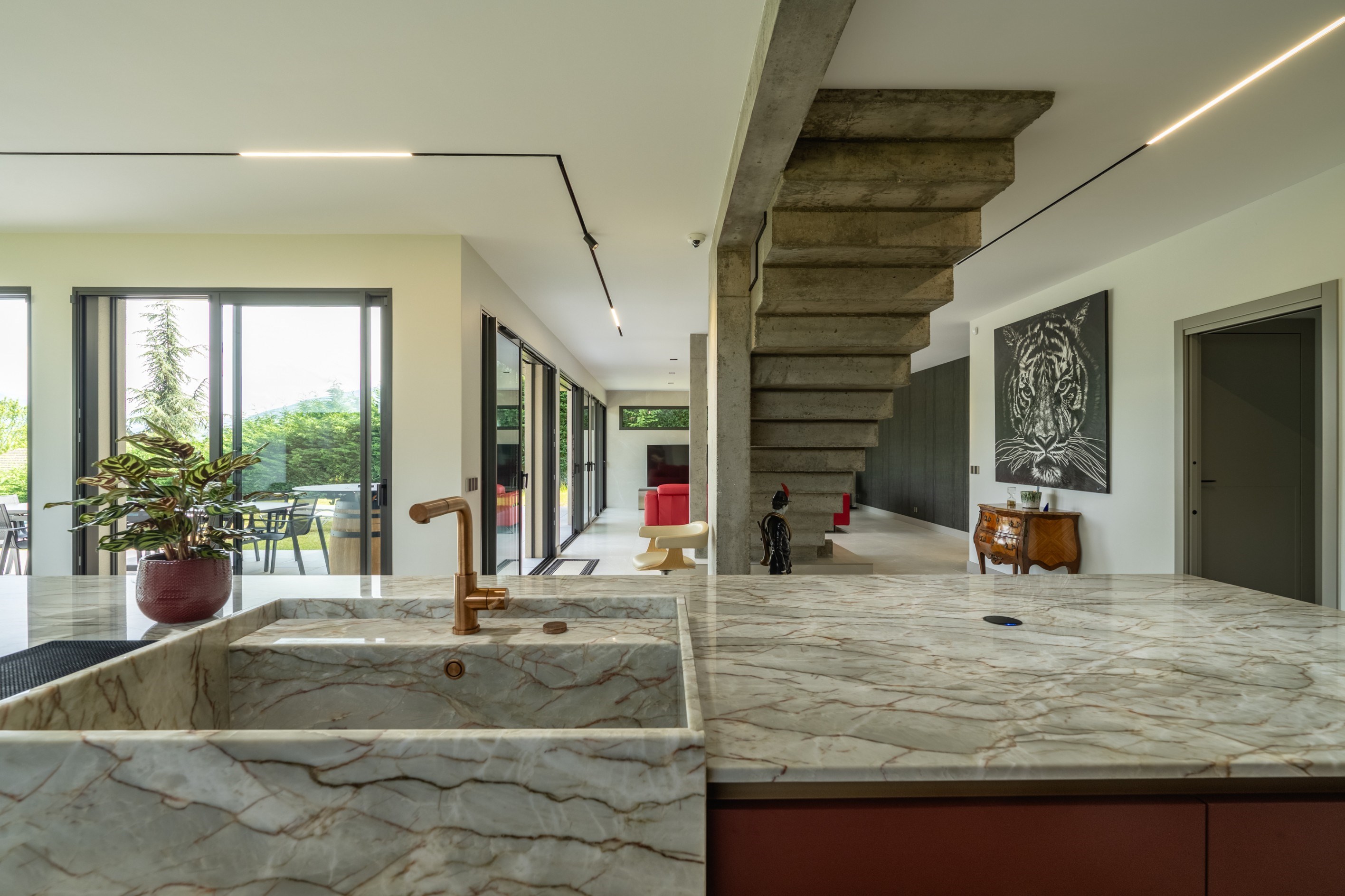  Elegant contemporary villa with lake and mountain views - 物件實景
