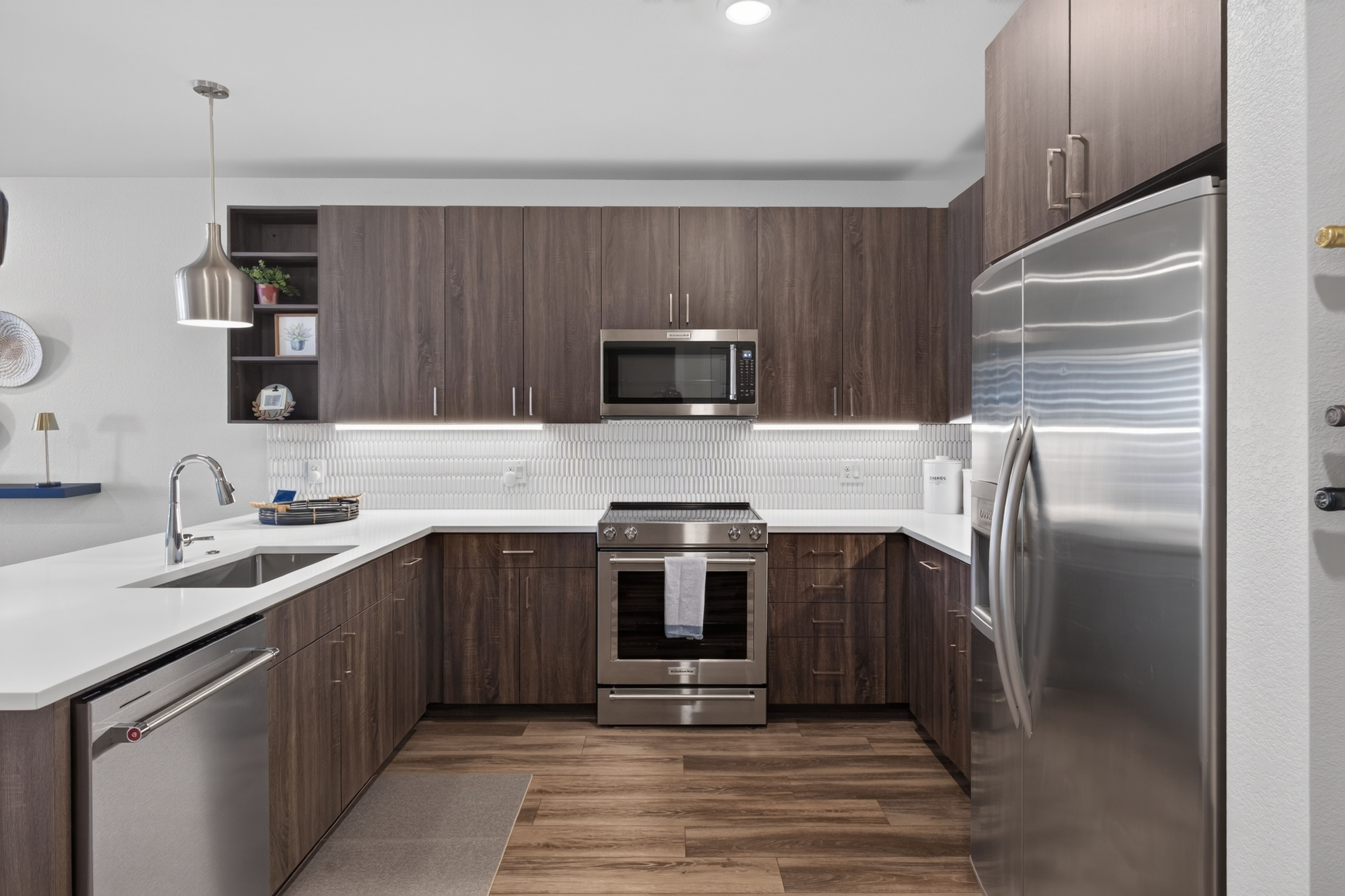 Beautiful unit with a private deck, overlooking Festival Park. - 物件實景