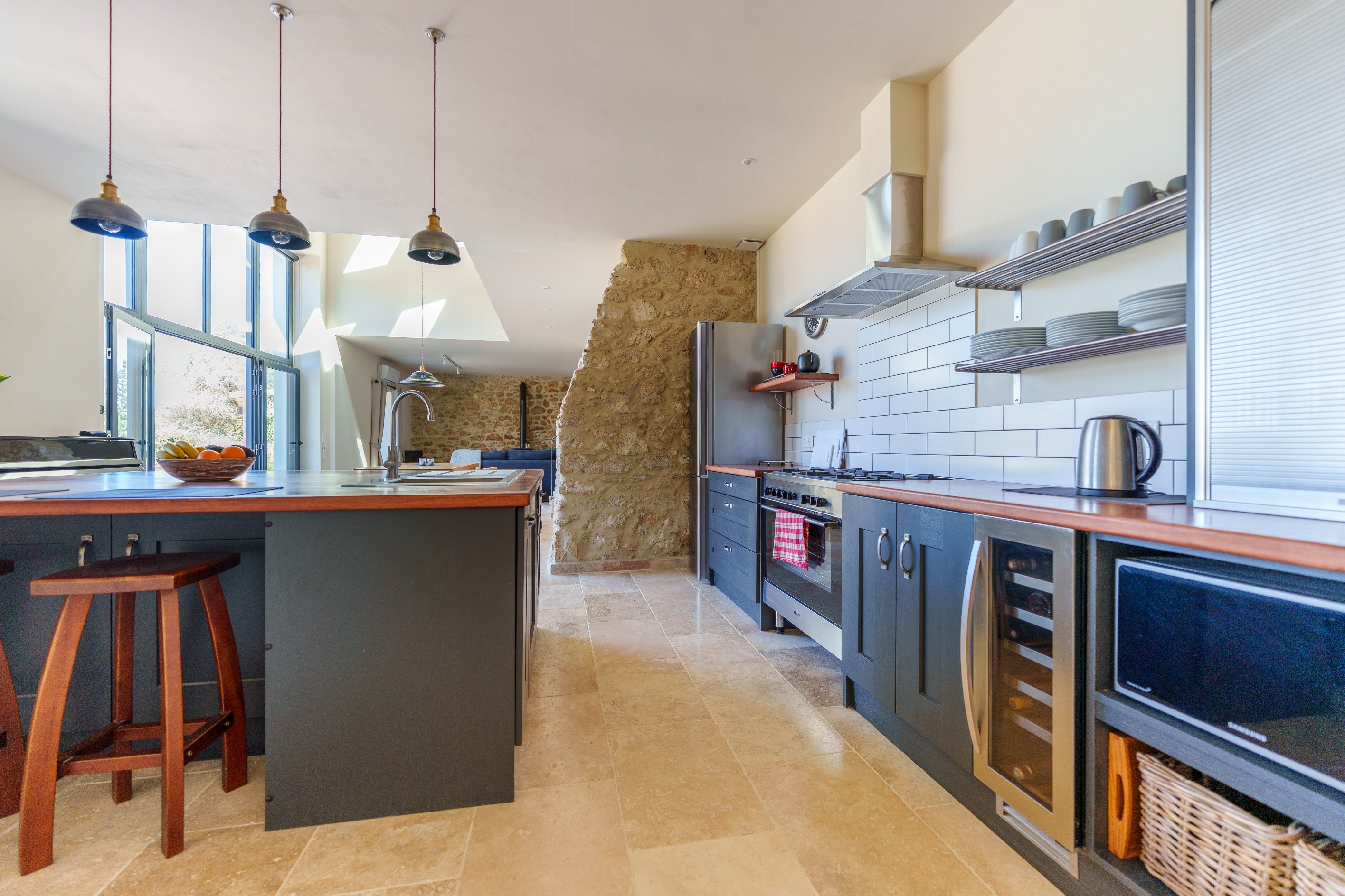  Character property within a vineyard estate — renovated barn with pool and exce… - 物件實景