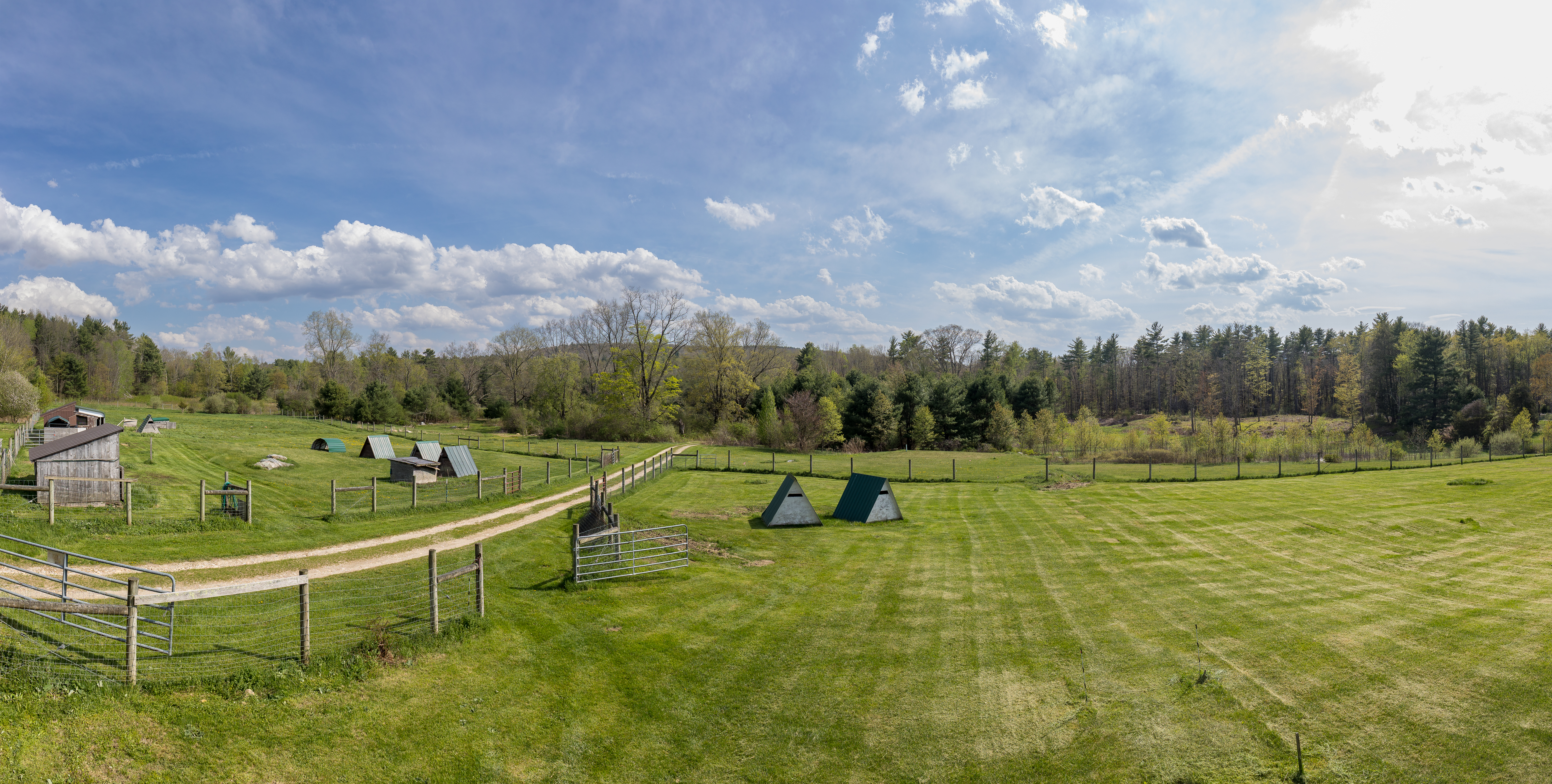  A Tranquil Berkshire Legacy: 22 Scenic Acres and a Landmark 3-Story Barn, Brookm - 物件實景