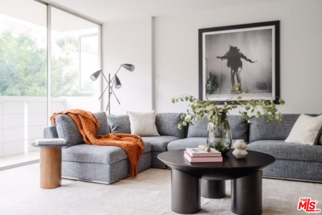 West Hollywood, California, 90069, United States, 1 Bedroom Bedrooms, ,1 BathroomBathrooms,Residential,For Sale,1891837