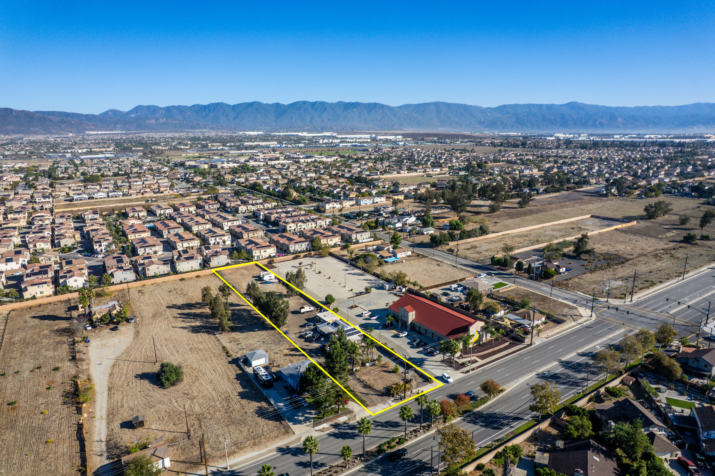 Fontana, California, 92336, United States, 7 Bedrooms Bedrooms, ,4 BathroomsBathrooms,Residential,For Sale,1988528