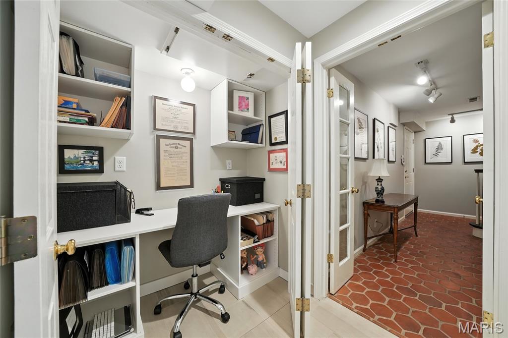 St Louis, Missouri, 63108, United States, 4 Bedrooms Bedrooms, ,5 BathroomsBathrooms,Residential,For Sale,1941664