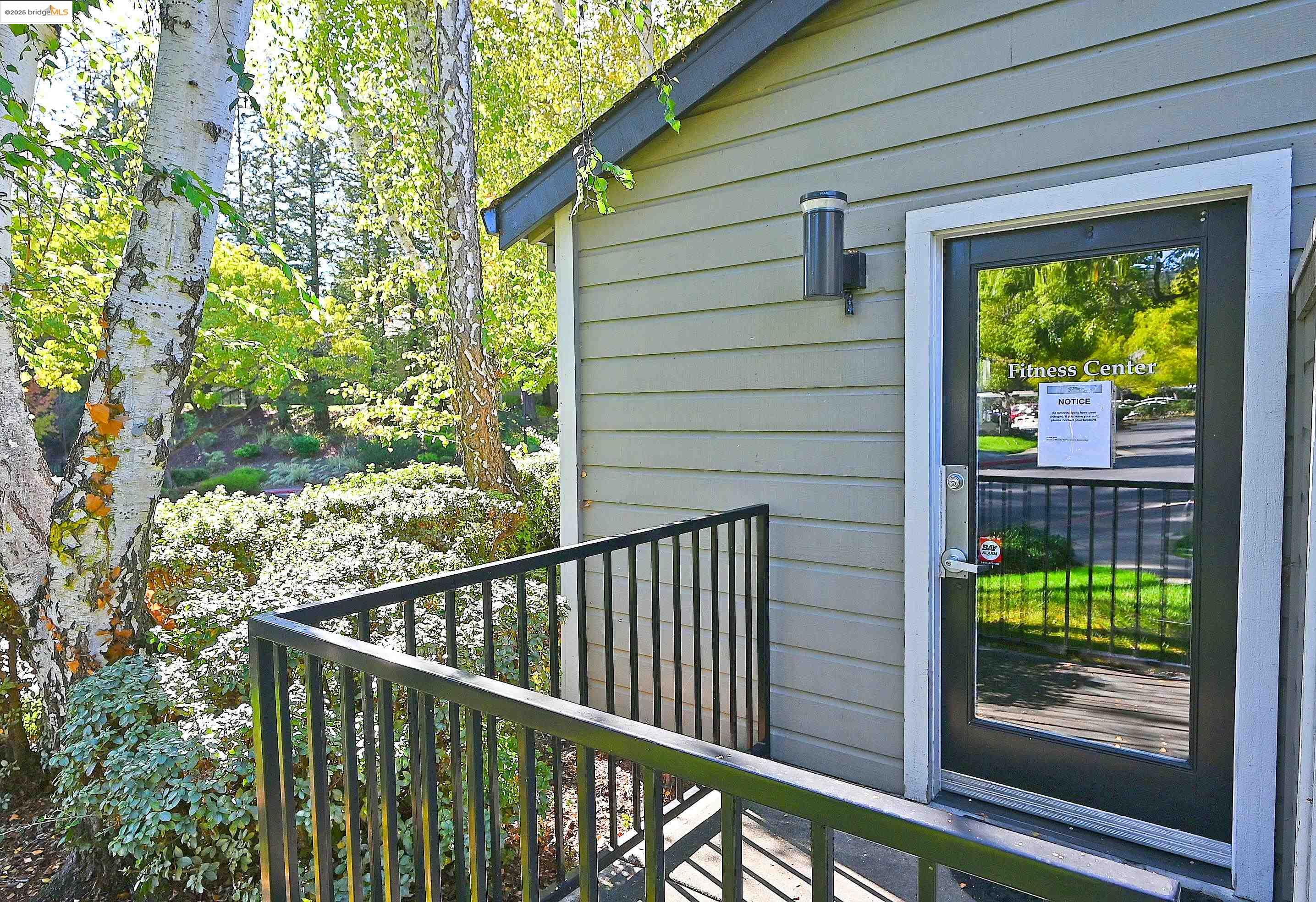 Oakland, California, 94605, United States, 2 Bedrooms Bedrooms, ,2 BathroomsBathrooms,Residential,For Sale,2000810