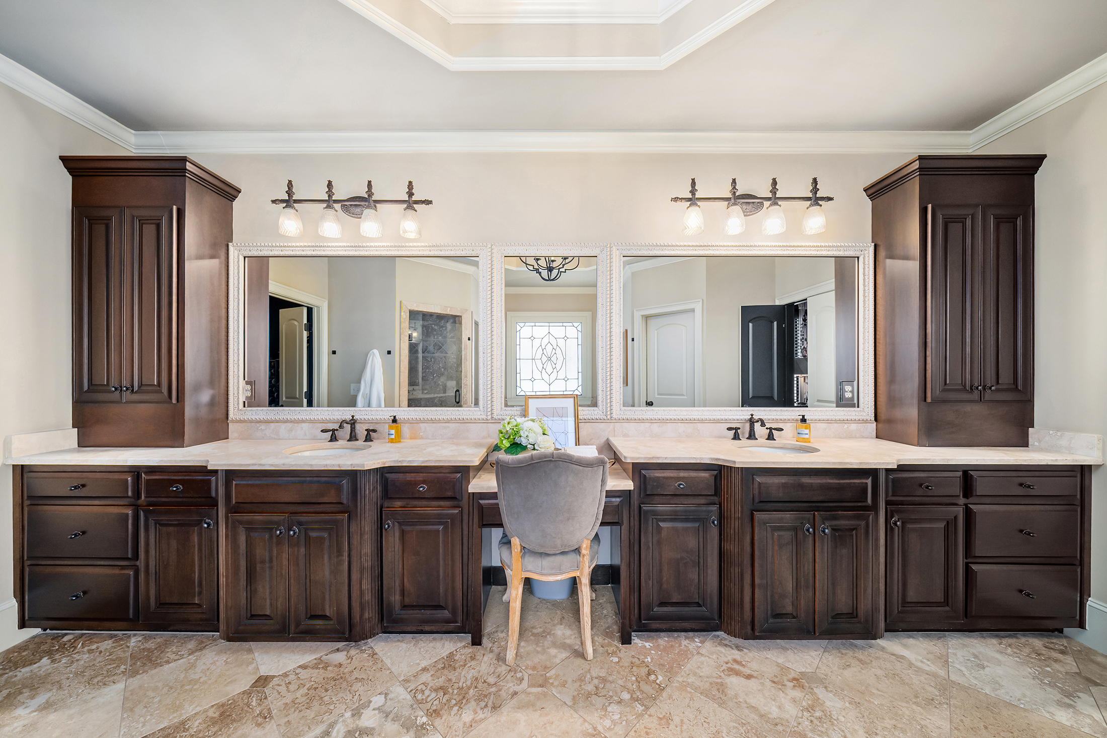  Meticulous Brick Estate Blends Timeless Architecture with Elevated Design - 物件實景