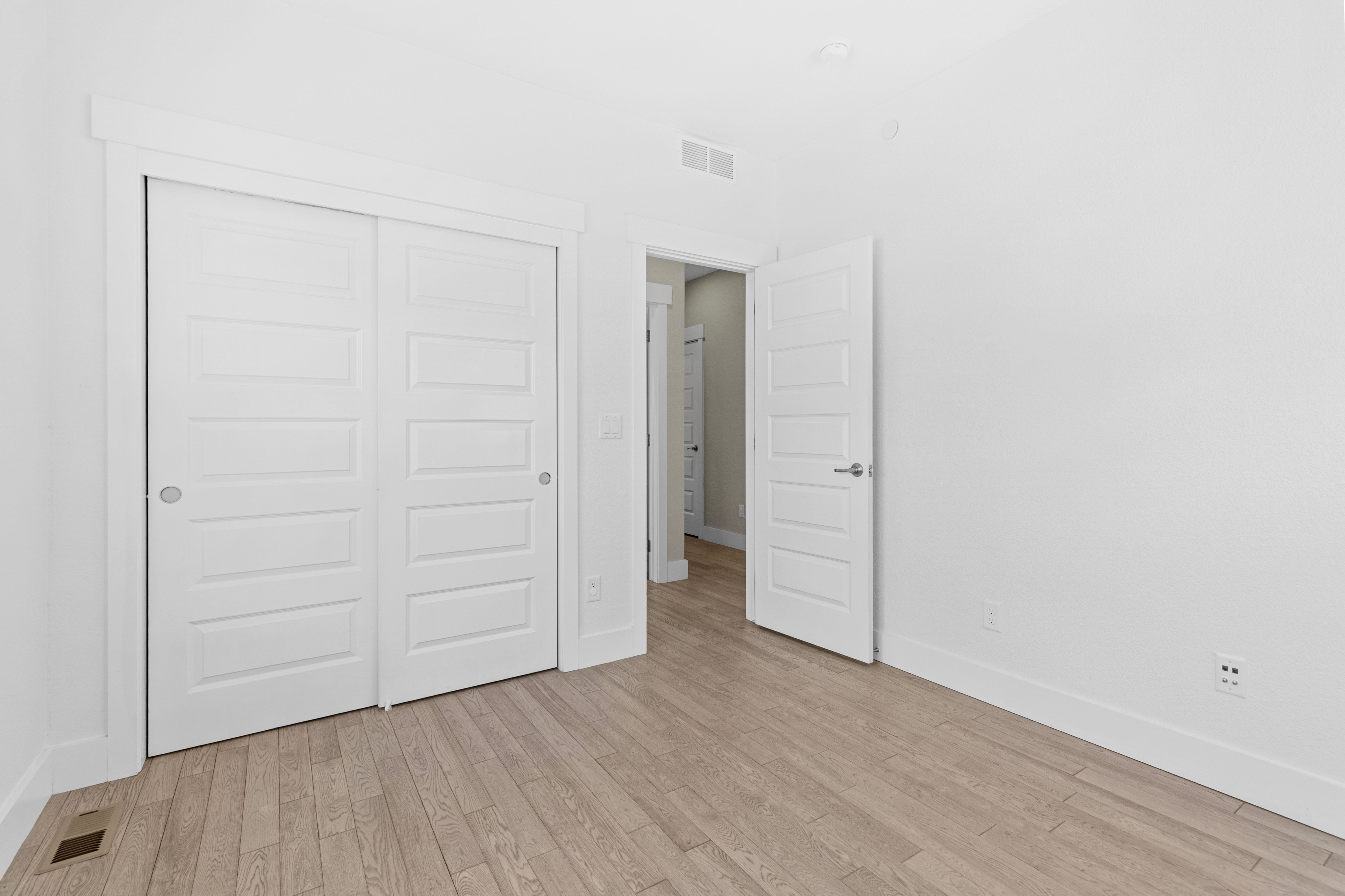  Stunning, Meticulously Cared-For Residence in Coveted Hyland Village Community - 物件實景