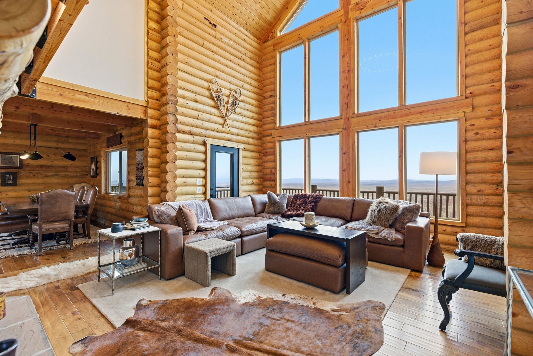  Renovated Log Cabin in Cedar Highlands with Wraparound Deck & Mountain Views - 物件實景