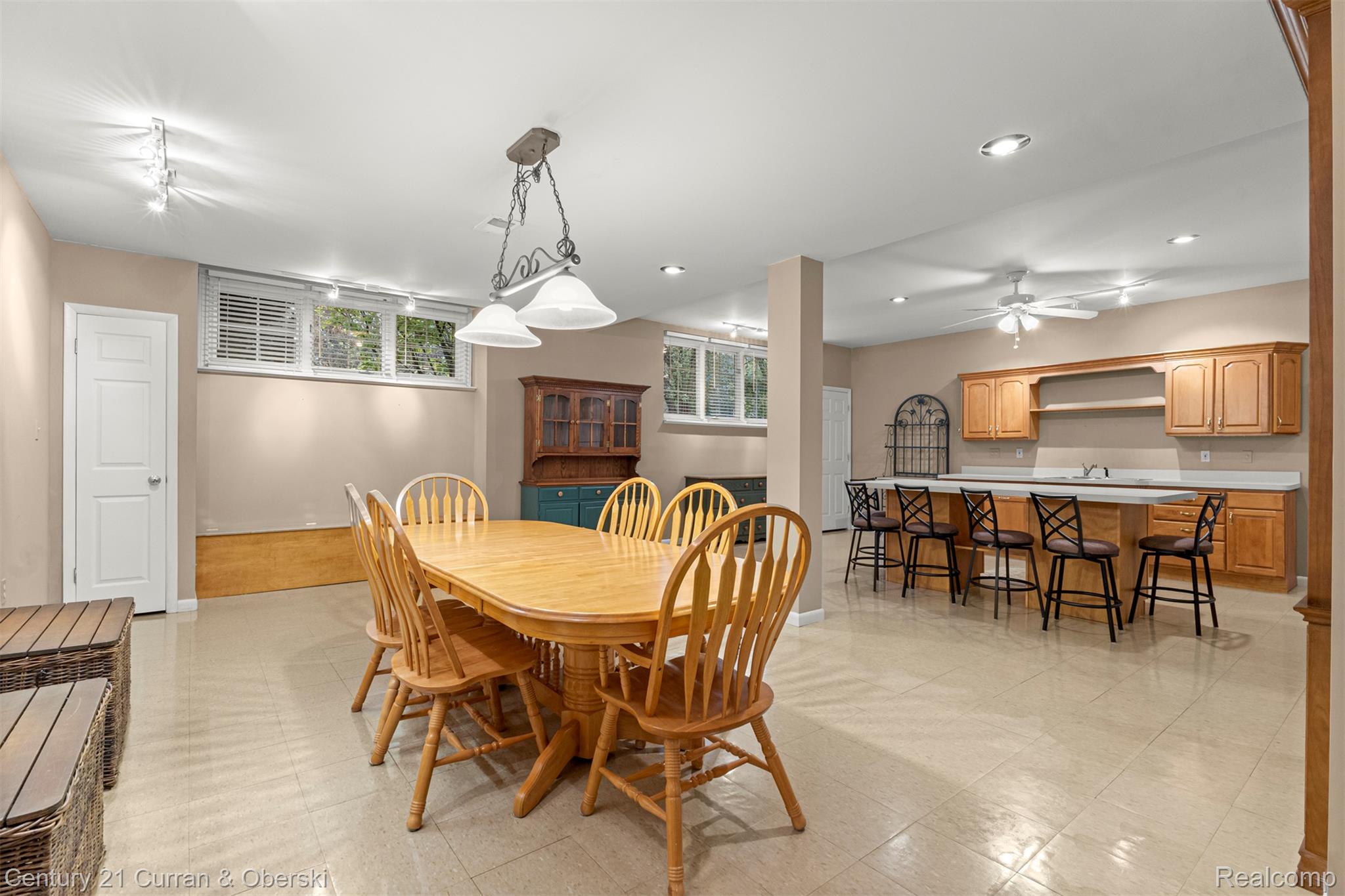 Shelby Charter Township, Michigan, 48316, United States, 2 Bedrooms Bedrooms, ,4 BathroomsBathrooms,Residential,For Sale,1977088