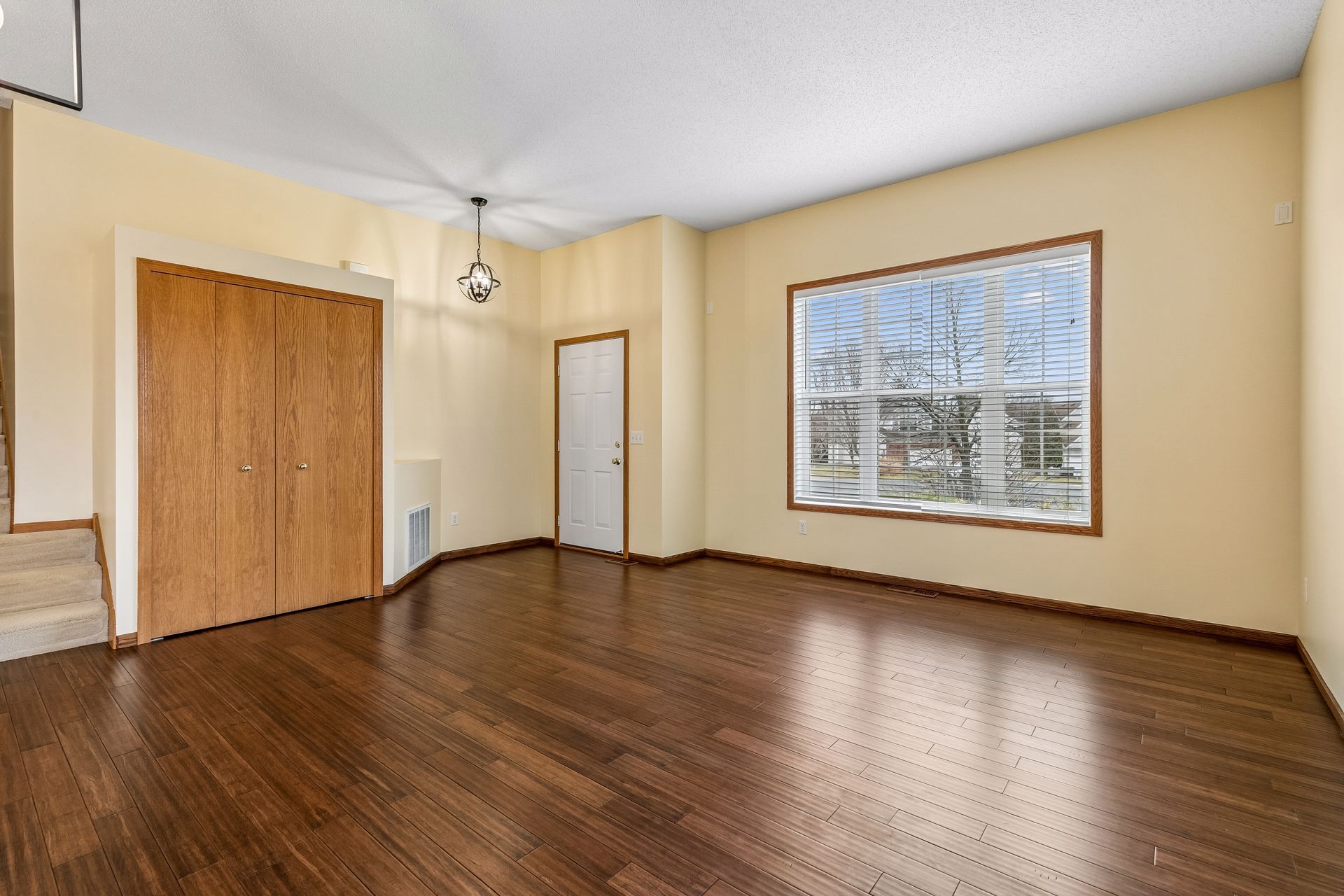  Cul-de-Sac Living with Over an Acre of Land - 物件實景