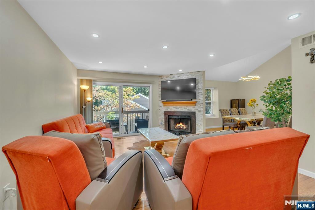 Palisades Park, New Jersey, 07650, United States, 2 Bedrooms Bedrooms, ,3 BathroomsBathrooms,Residential,For Sale,1960727