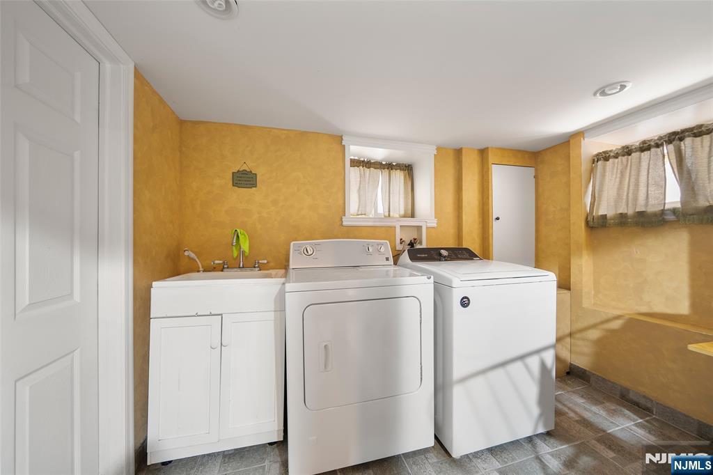 Fort Lee, New Jersey, 07024, United States, 4 Bedrooms Bedrooms, ,3 BathroomsBathrooms,Residential,For Sale,1850035