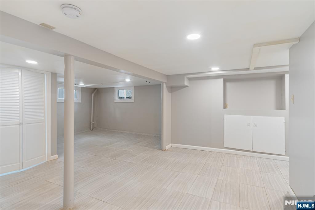 Teaneck, New Jersey, 07666, United States, 3 Bedrooms Bedrooms, ,2 BathroomsBathrooms,Residential,For Sale,1987513