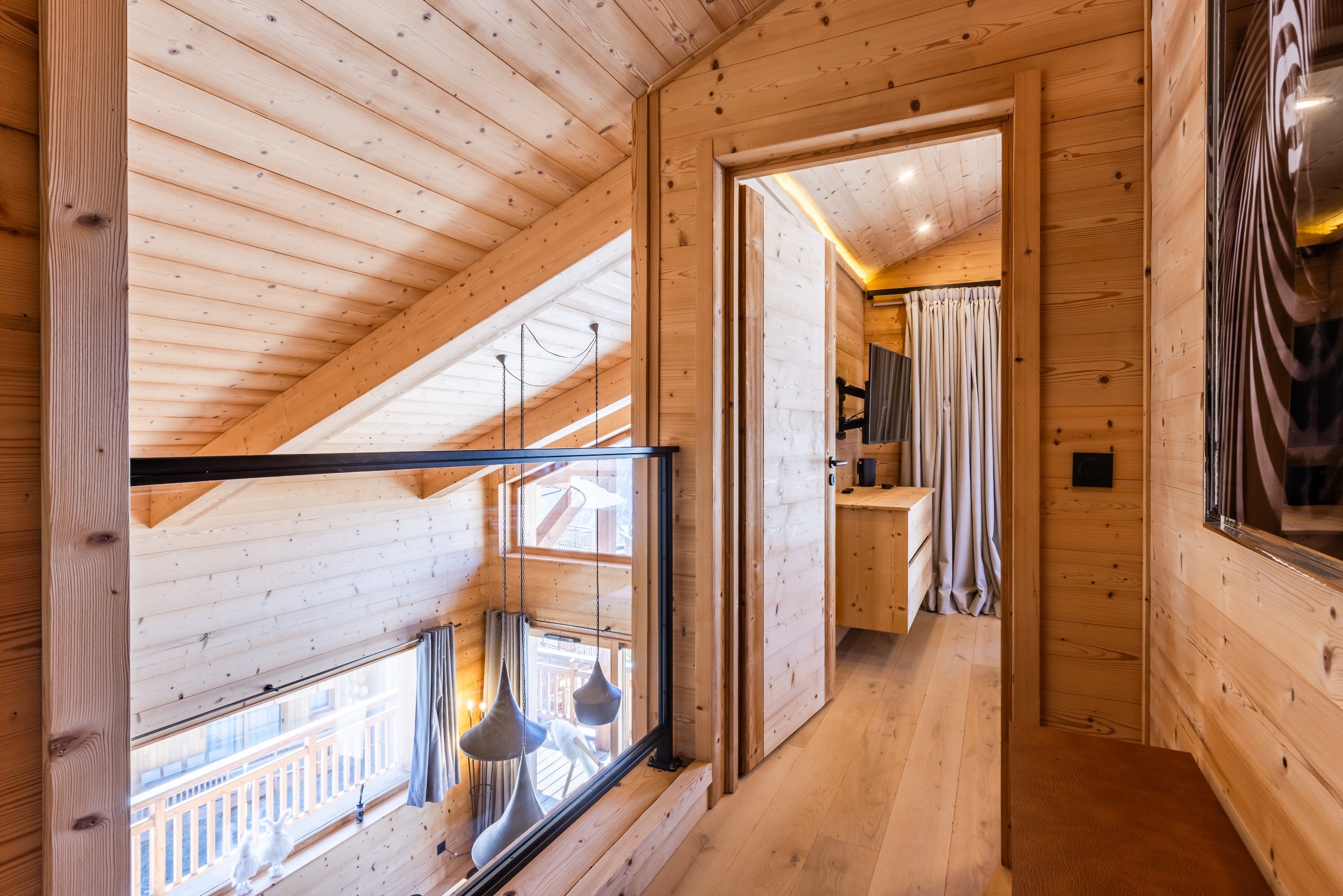 Chalet Rock - Right  at the foot of the slopes and in the heart of the Alpe d