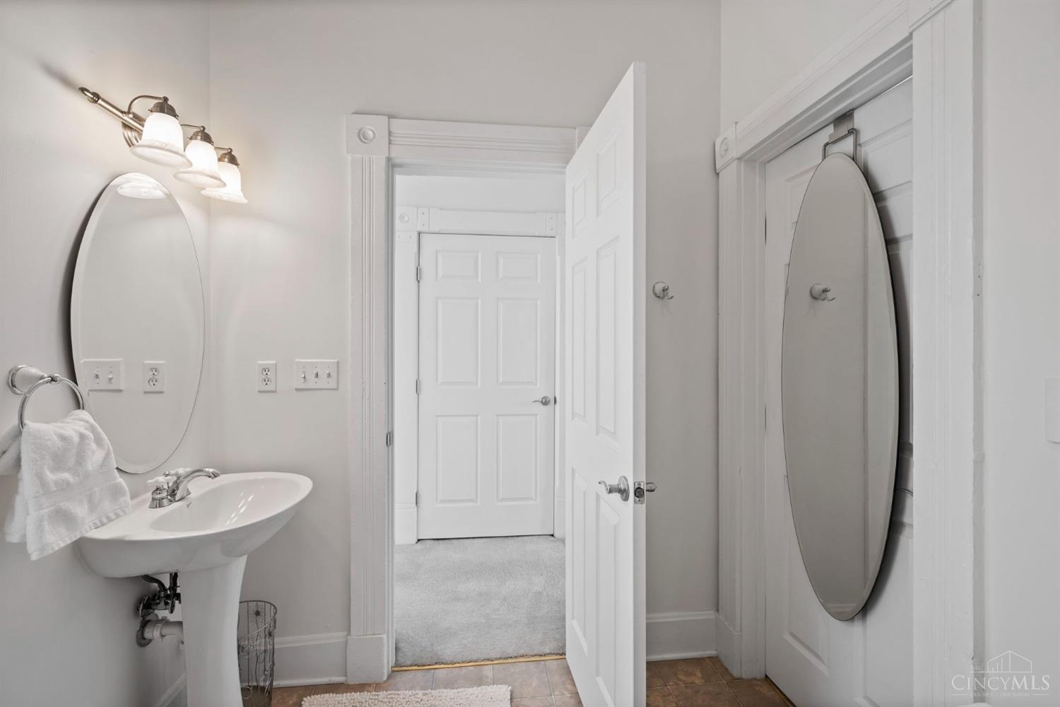 Cincinnati, Ohio, 45219, United States, 4 Bedrooms Bedrooms, ,4 BathroomsBathrooms,Residential,For Sale,1804934