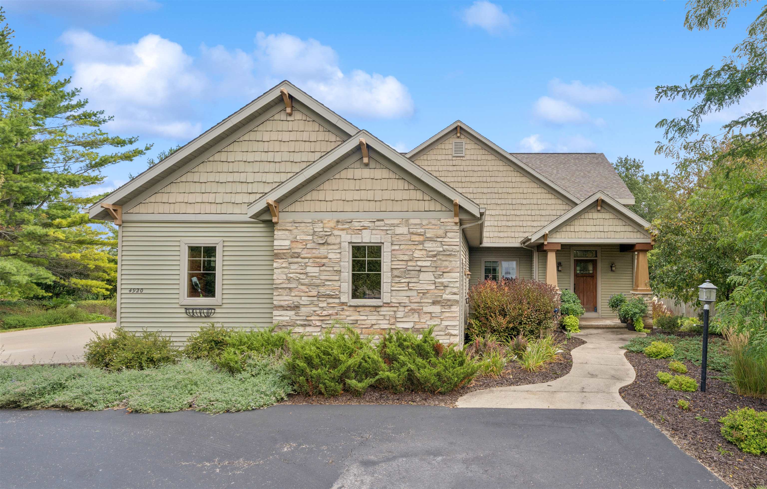 APPLETON, Wisconsin, 54913, United States, 4 Bedrooms Bedrooms, ,4 BathroomsBathrooms,Residential,For Sale,1942240