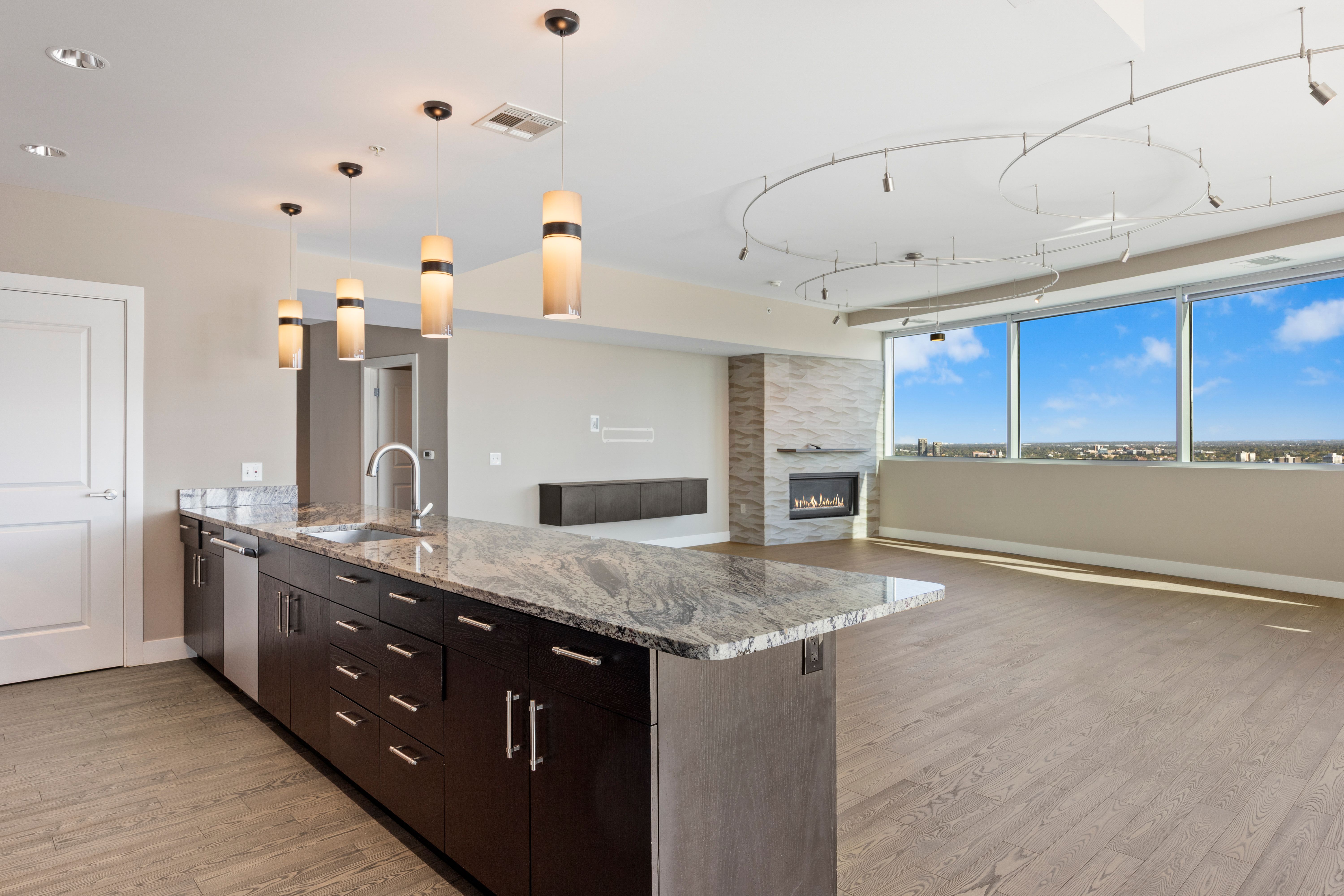  Over 1000 Feet of Private Terrace Throughout This Penthouse - 物件實景