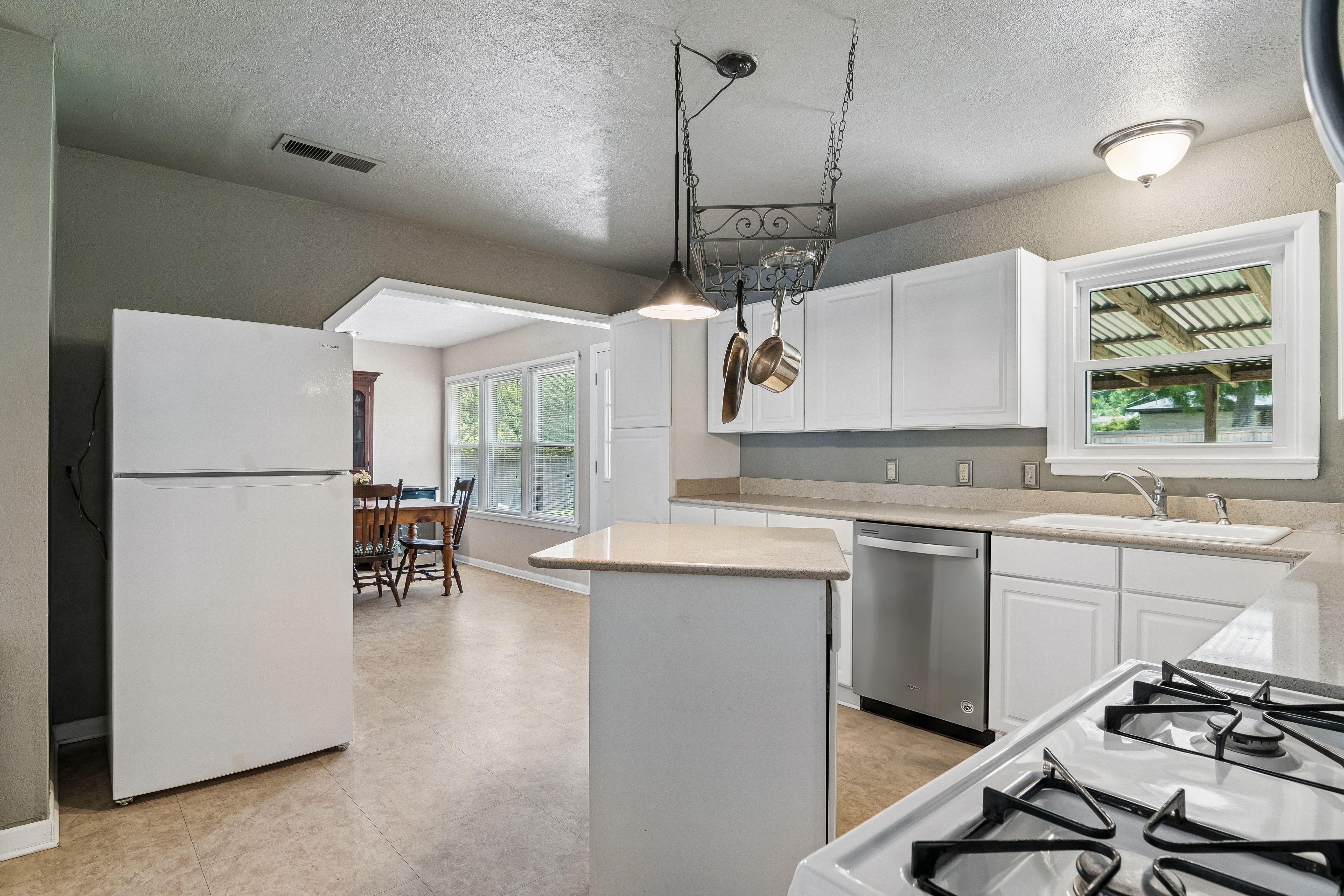  Beautifully Updated Home with Spacious Backyard - 物件實景