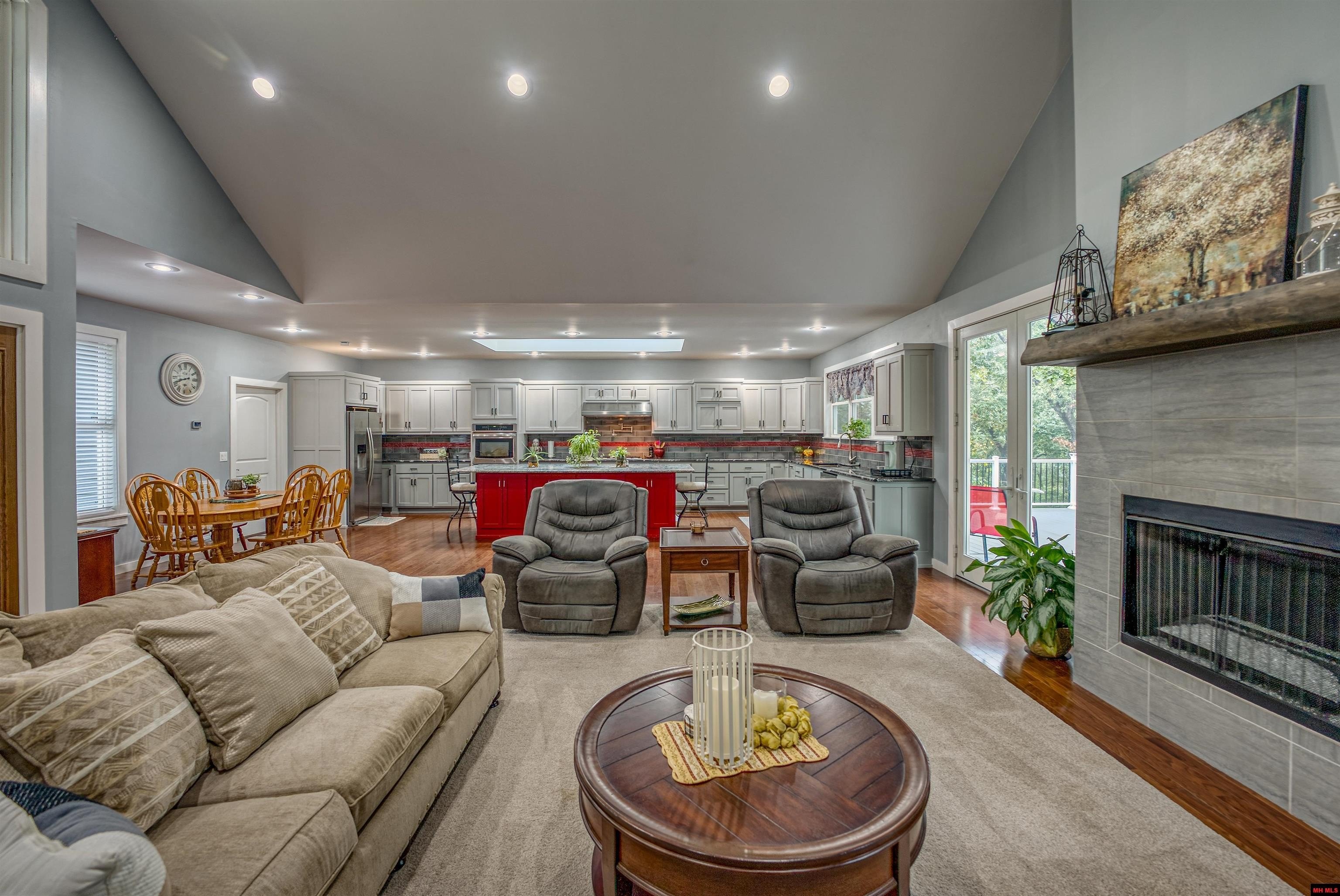 Mountain Home, Arkansas, 72653, United States, 3 Bedrooms Bedrooms, ,4 BathroomsBathrooms,Residential,For Sale,1935895