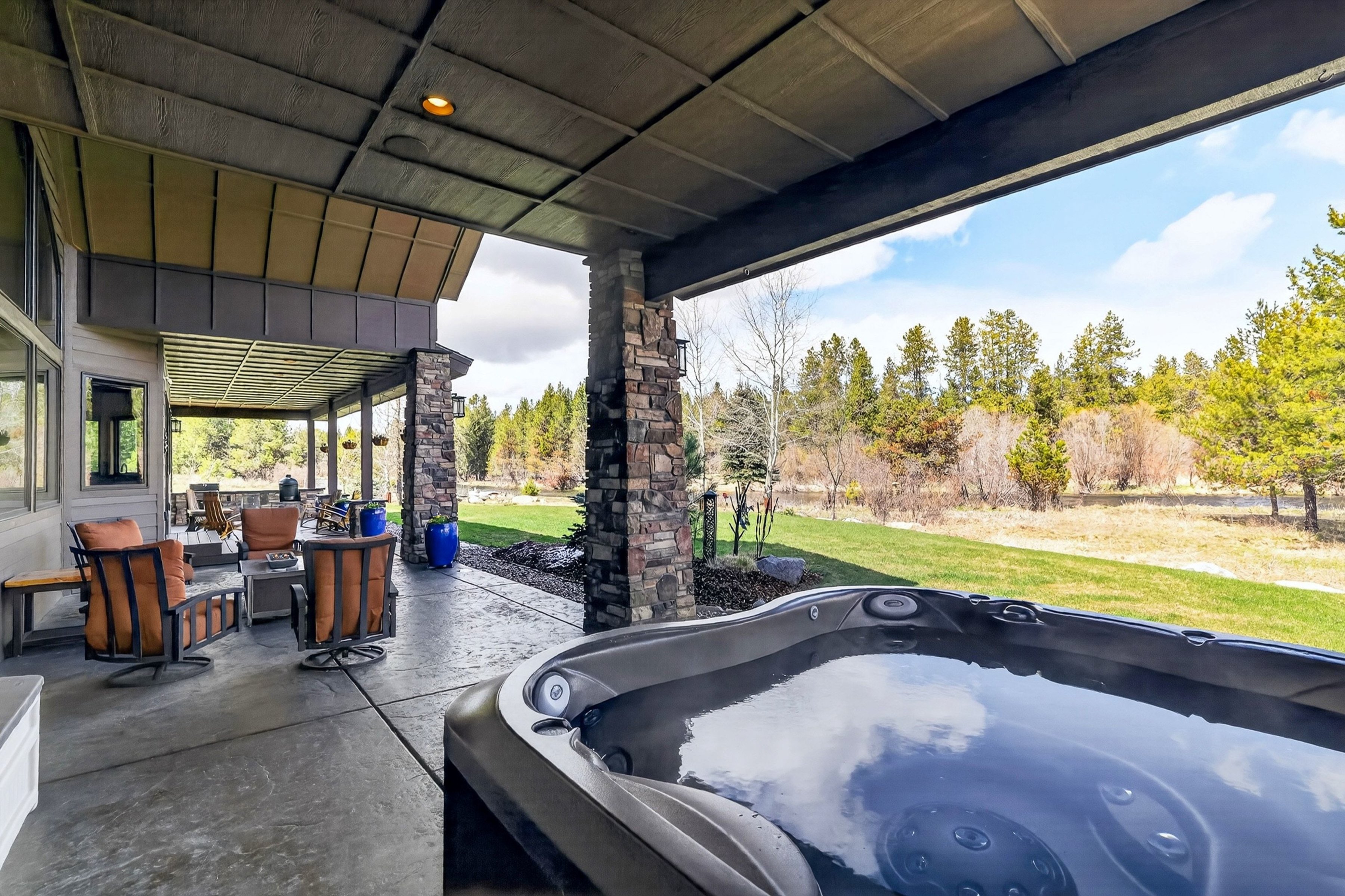  Stunning Home with Payette River Frontage on 2.66 Acres in McCall, Idaho - 物件實景