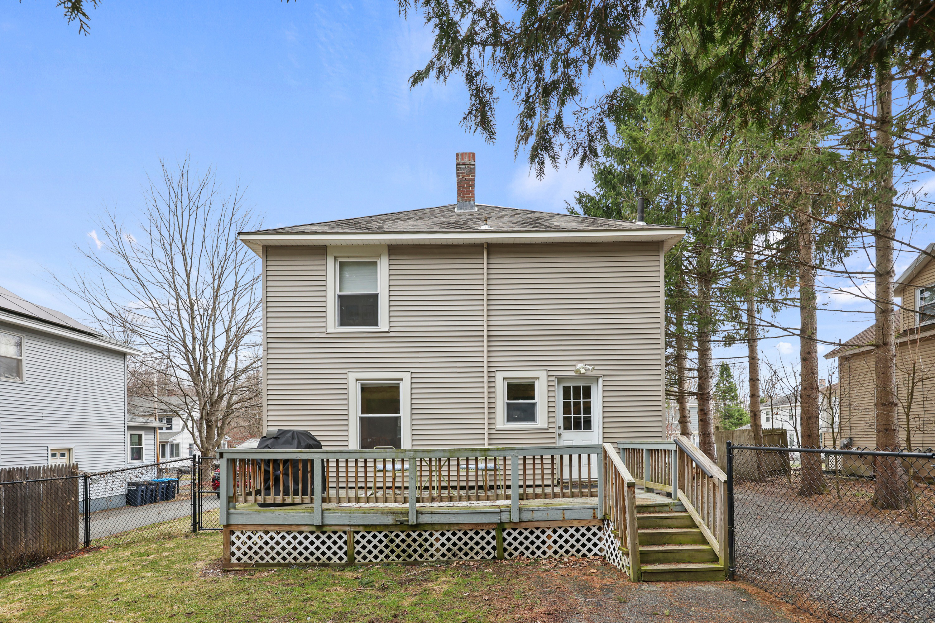  Sunlit, Well-Kept Home with Easy Flow and Quiet Setting - 物件實景