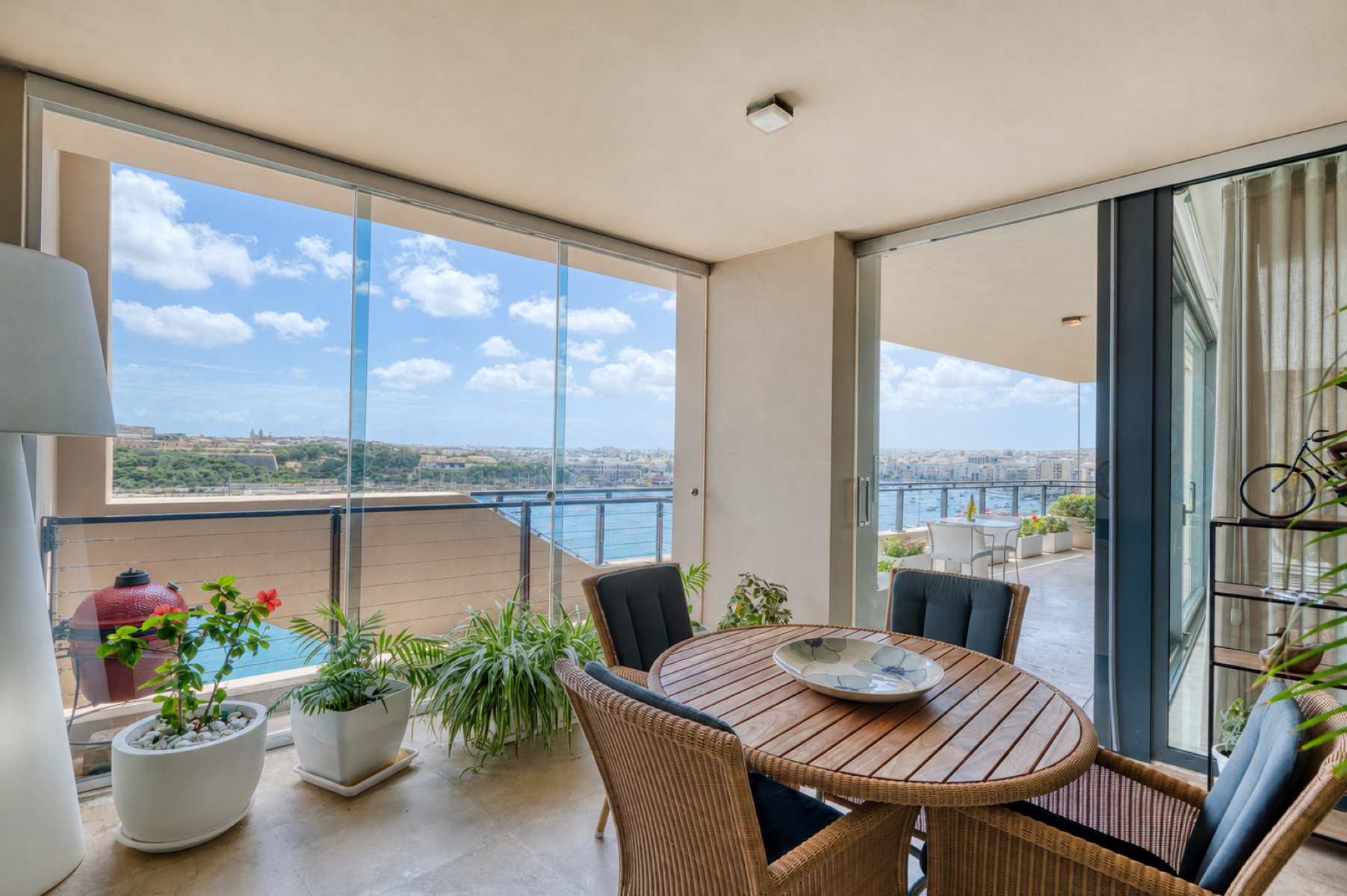  One of a Kind Waterfront Apartment with Exceptional Views - 物件實景