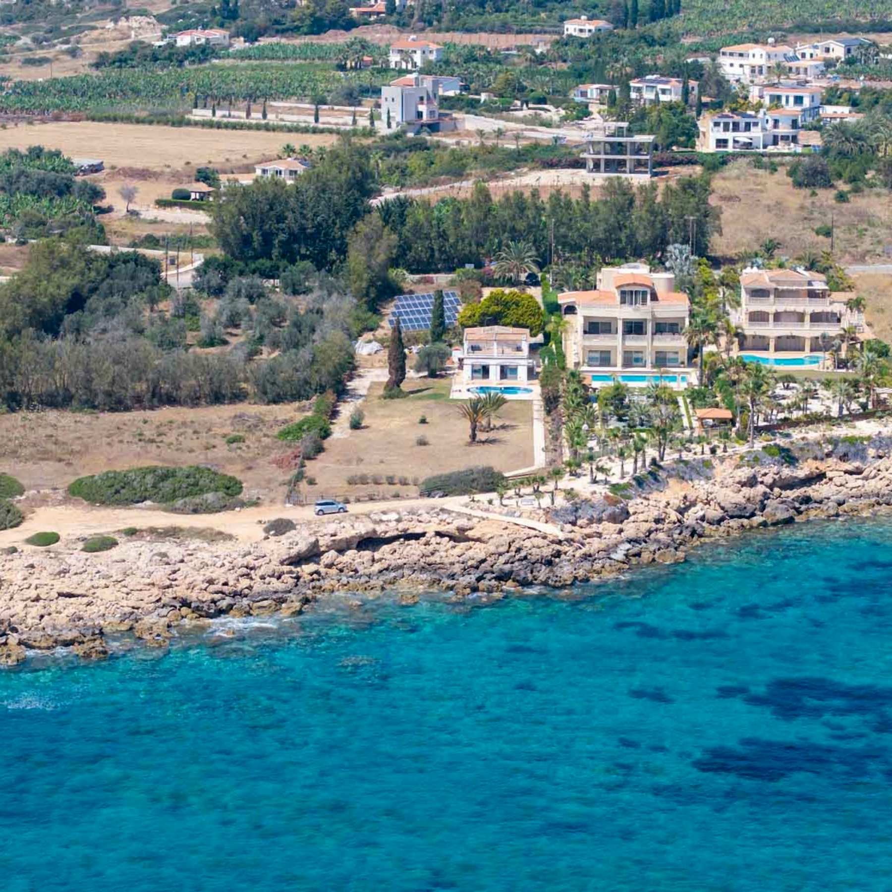  Seafront Plot with a Detached House for redevelopment in Sea Caves, Paphos - 物件實景