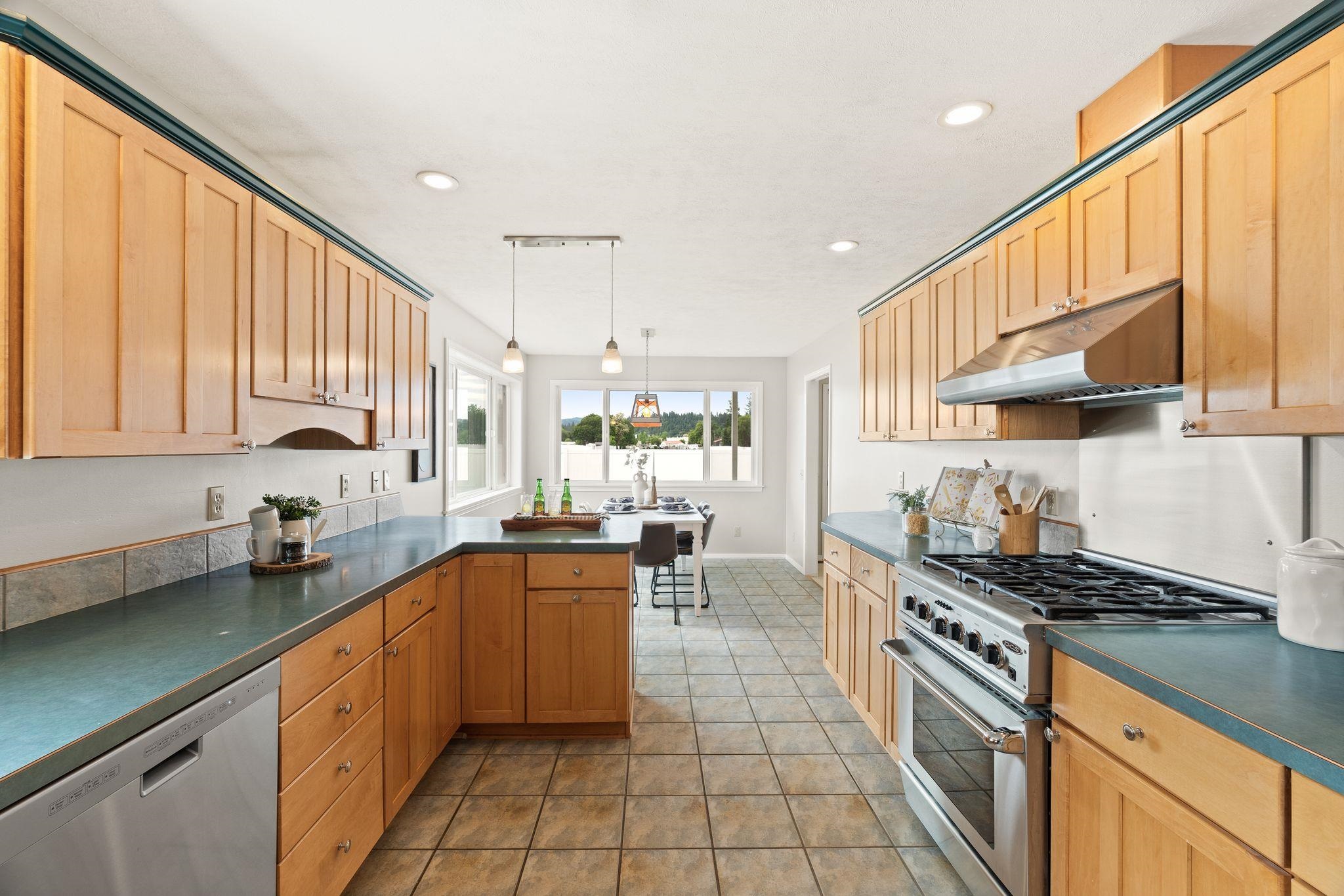Greenacres, Washington, 99016, United States, 5 Bedrooms Bedrooms, ,2 BathroomsBathrooms,Residential,For Sale,1846797