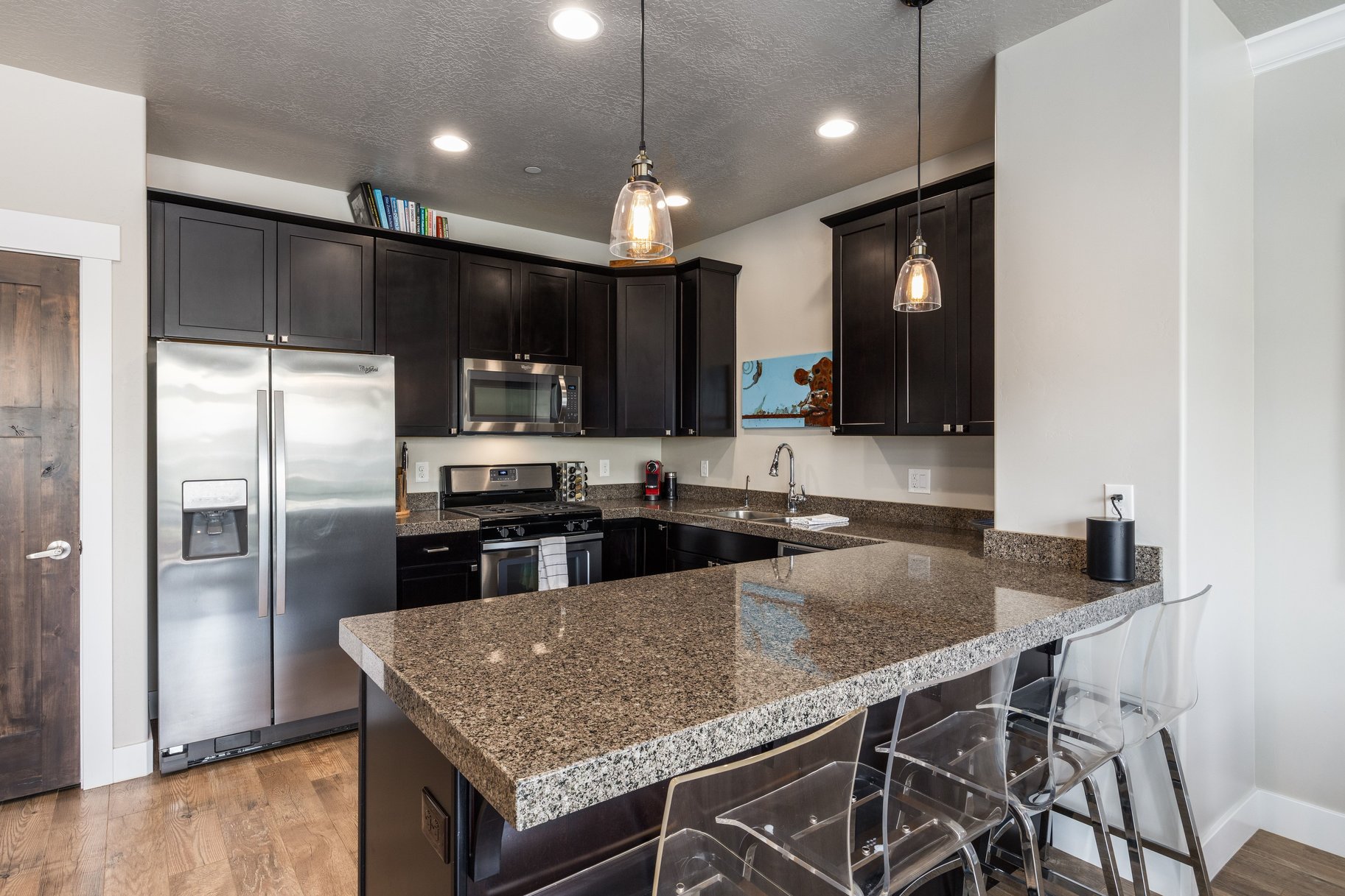  Three Bedroom Townhome with 2-Car Garage Near Trails, Creek, Retail & Golf Club - 物件實景
