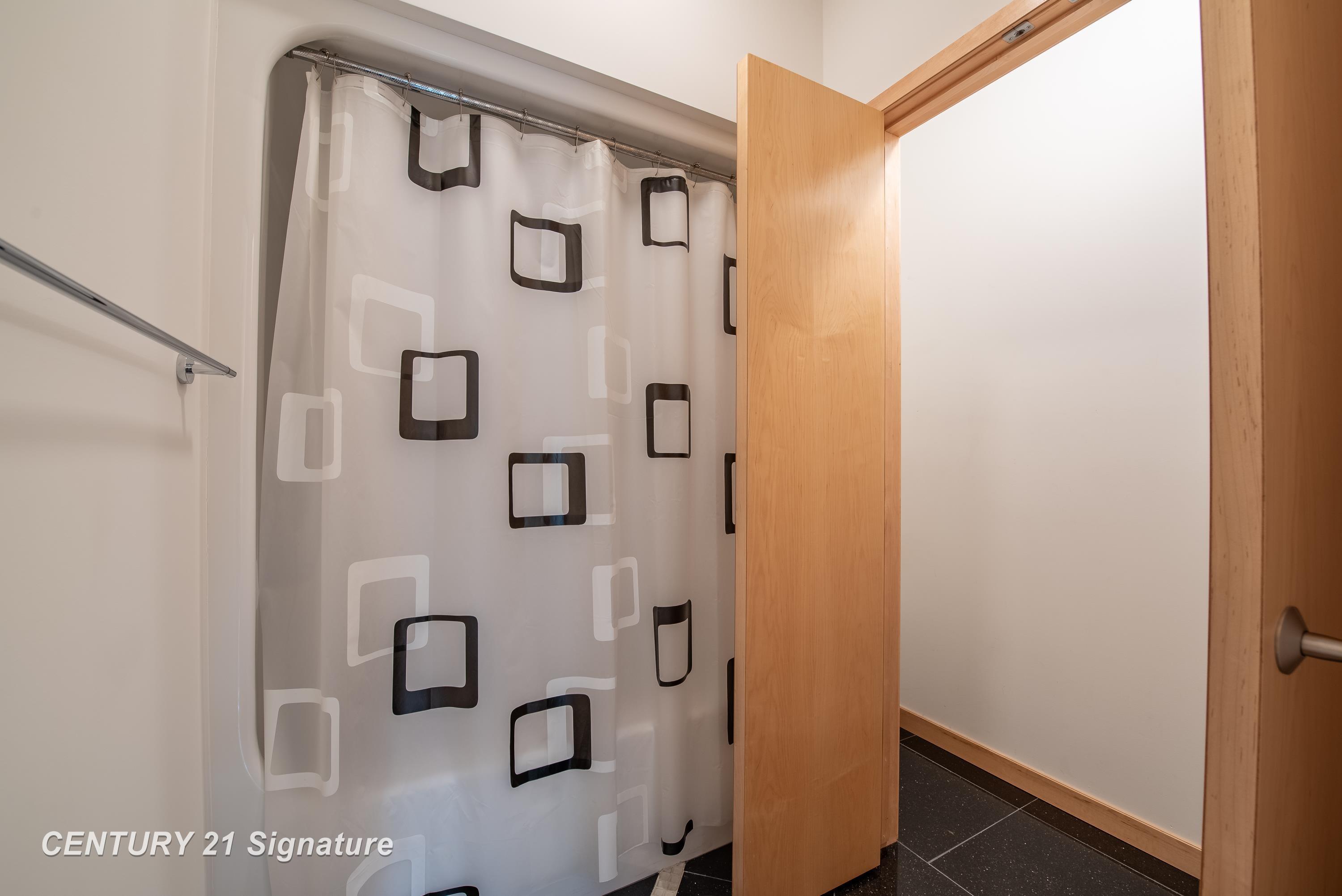 Midland, Michigan, 48642, United States, 4 Bedrooms Bedrooms, ,5 BathroomsBathrooms,Residential,For Sale,2019311
