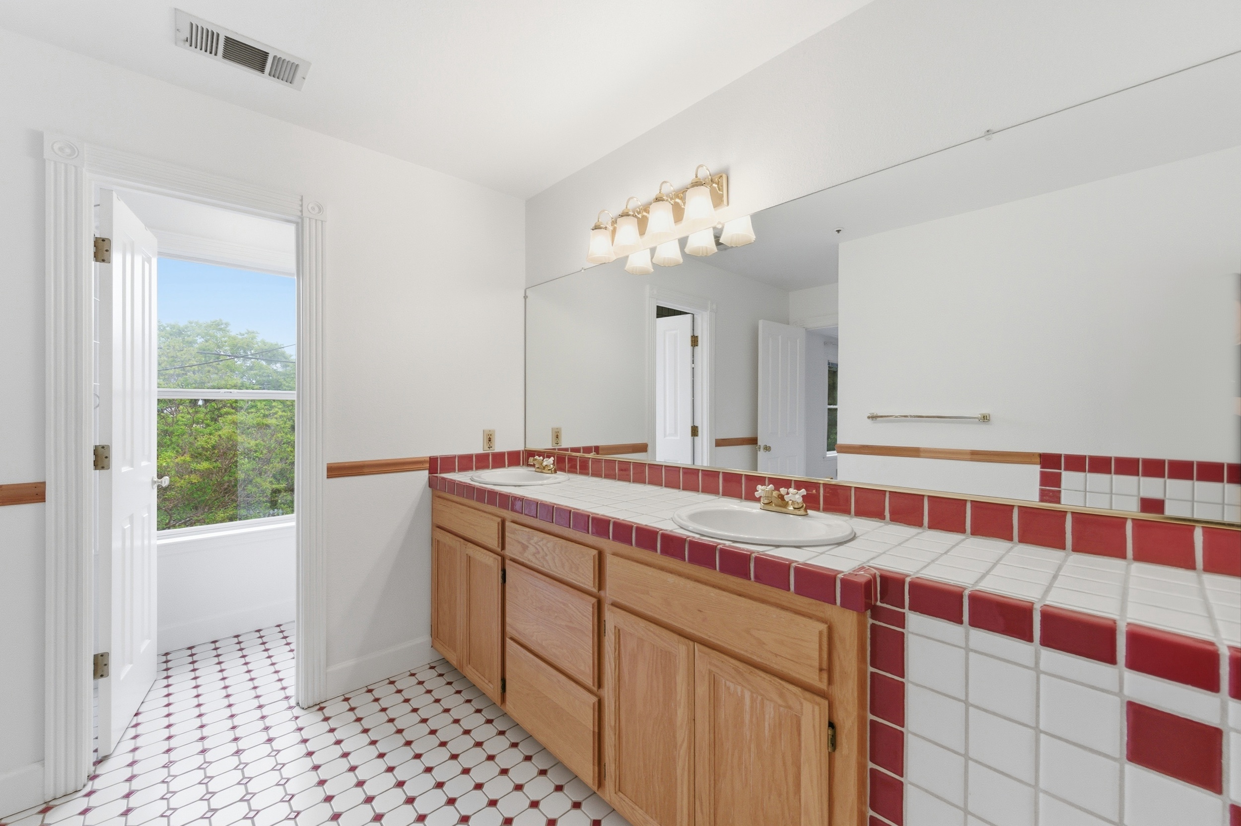  Classic Charm and Comfortable Living - 物件實景