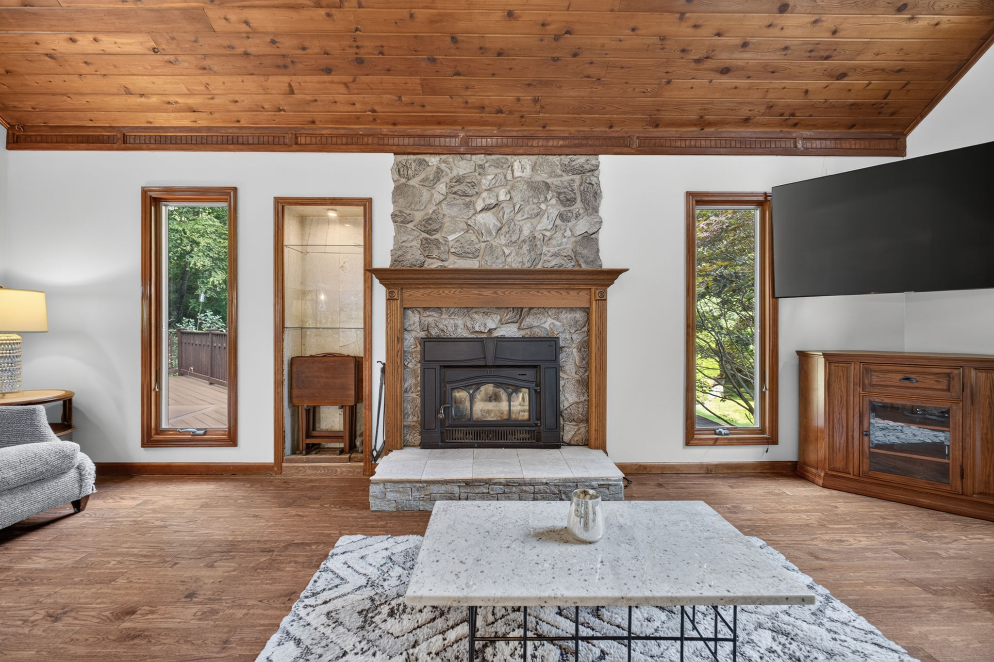  Modern Living and Effortless Entertaining Tucked Away on 1.5 Acres - 物件實景