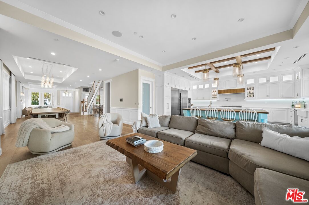 Valley Village, California, 91607, United States, 7 Bedrooms Bedrooms, ,8 BathroomsBathrooms,Residential,For Sale,1997303