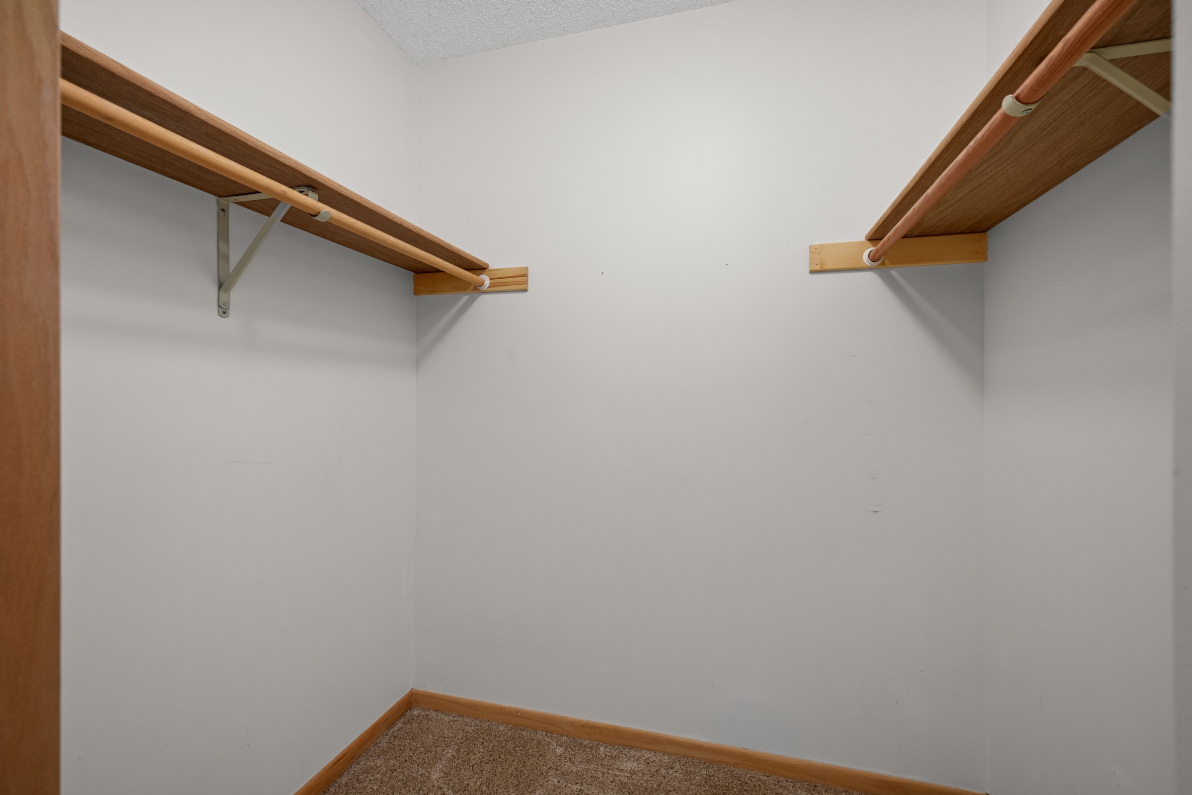  Sun-Filled End Unit in Prime Eagan Location - 物件實景