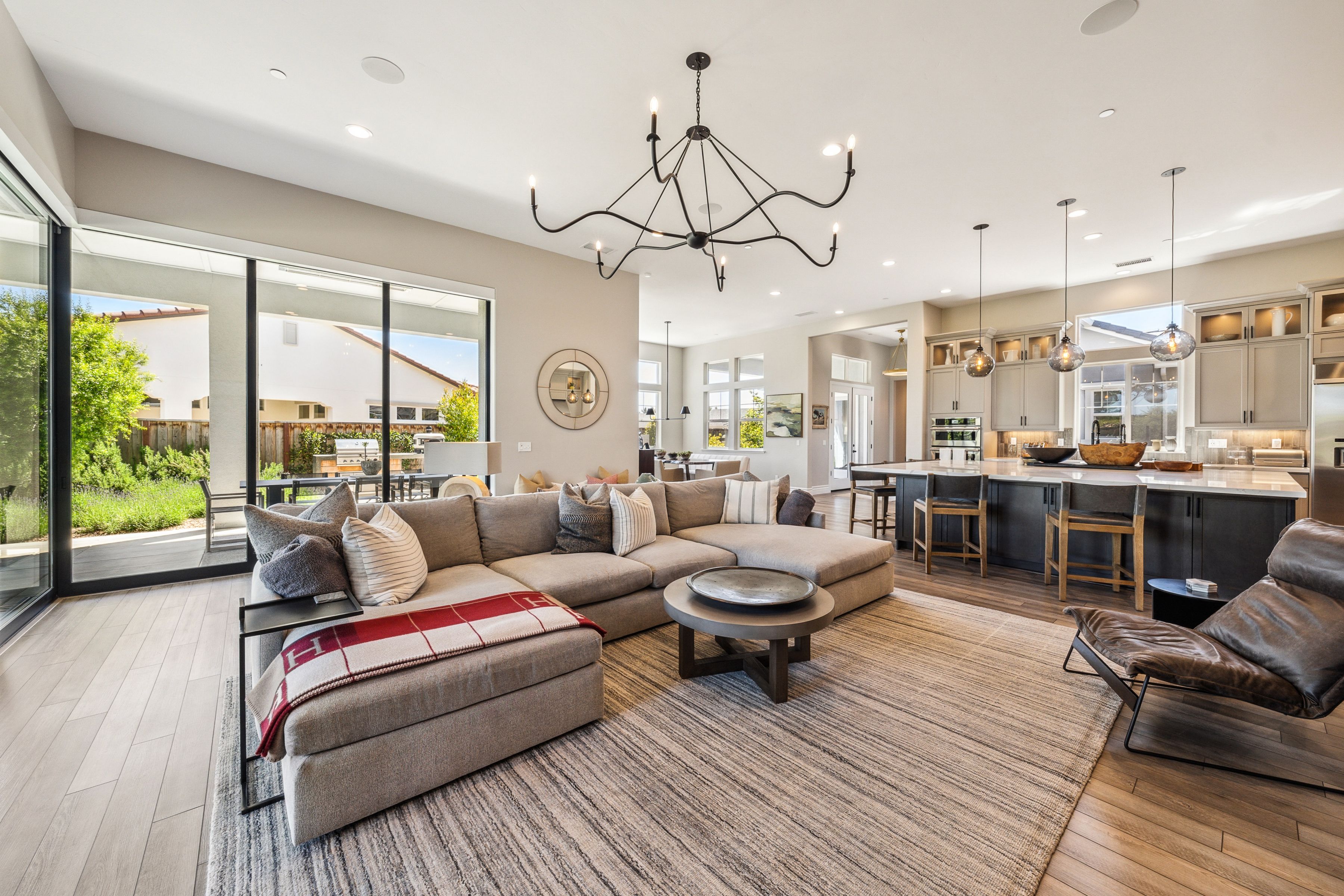  3007 Bluffs Drive - 物件實景