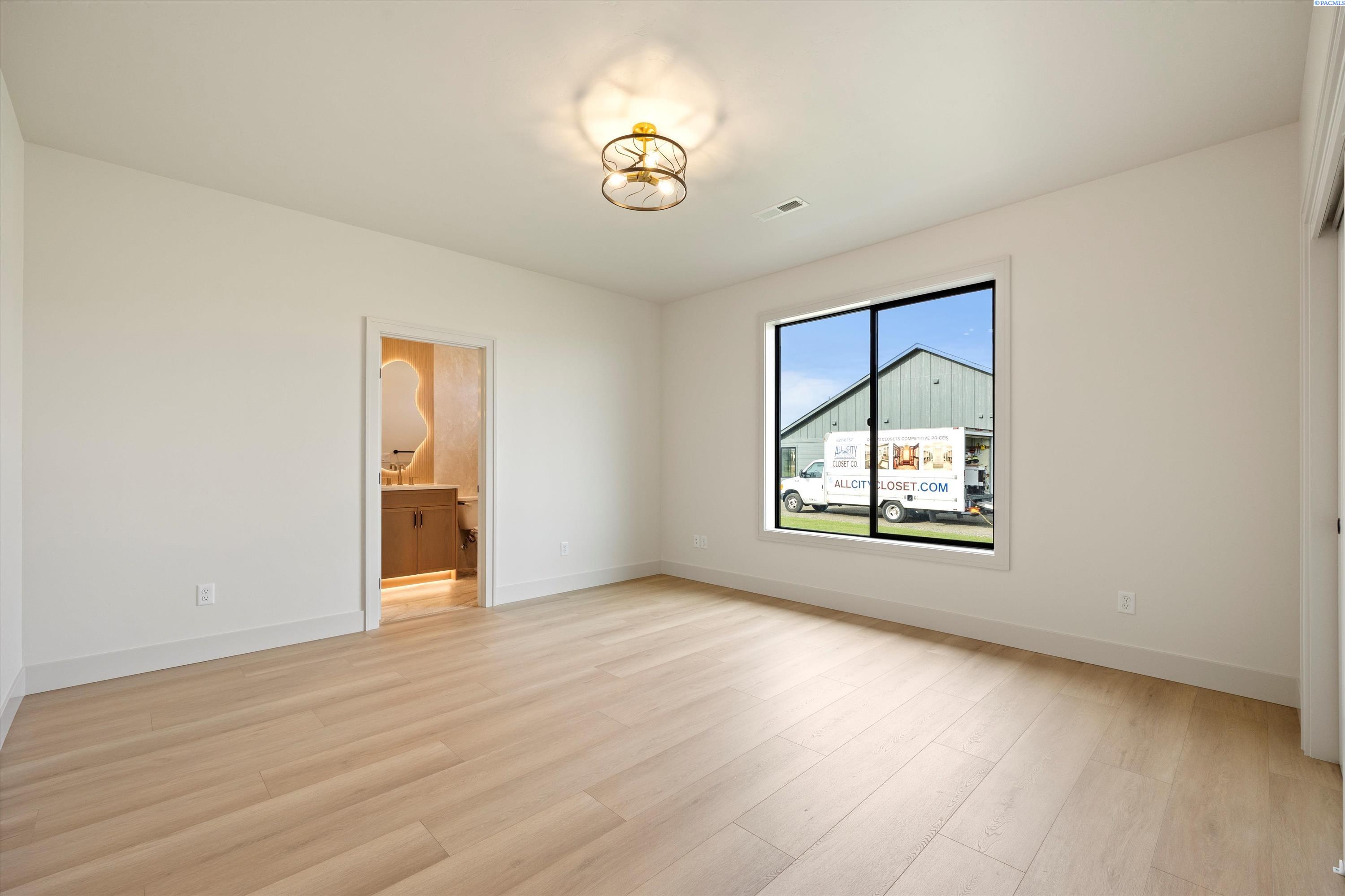 Kennewick, Washington, 99338, United States, 4 Bedrooms Bedrooms, ,4 BathroomsBathrooms,Residential,For Sale,1993366