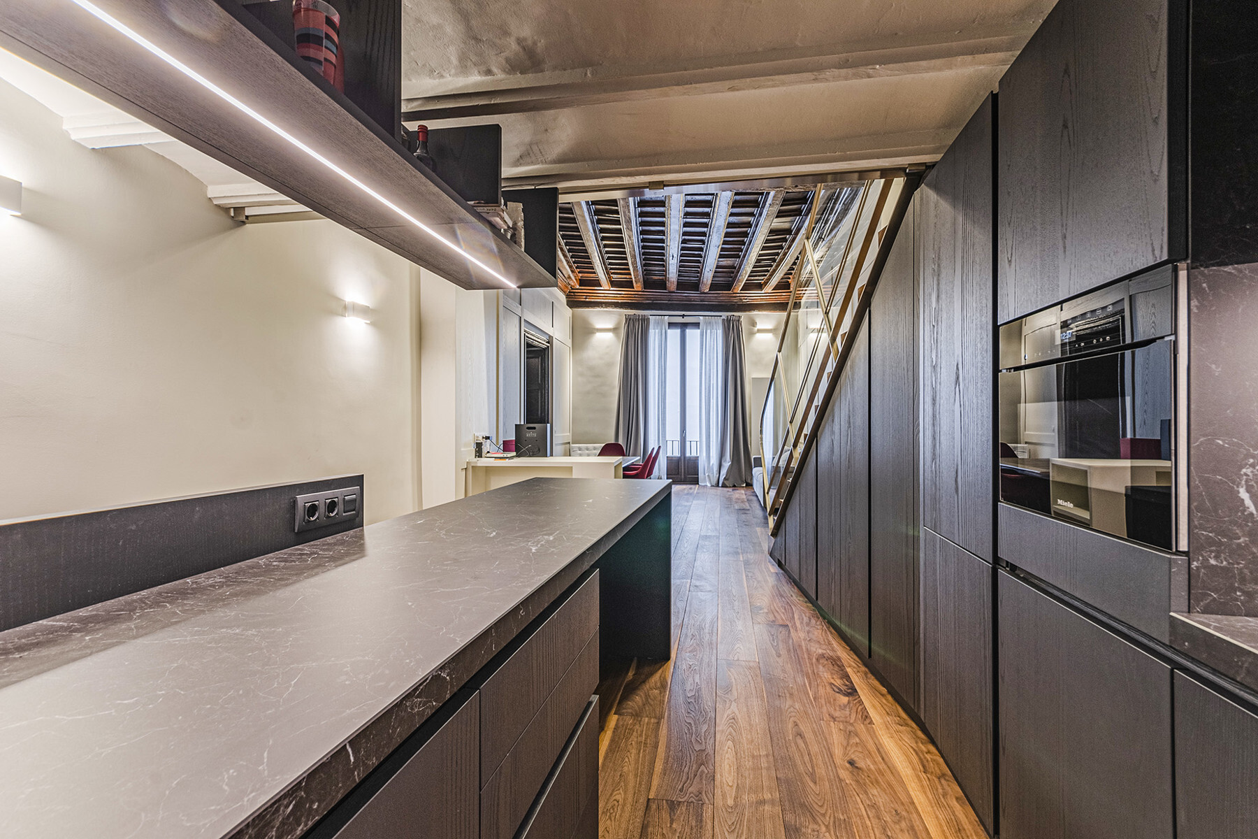  Authentic and medieval apartment with high ceilings in central El Born - 物件實景