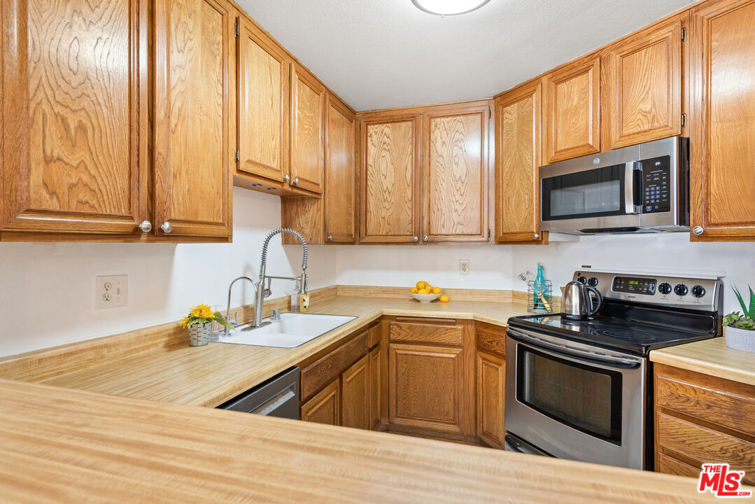 Los Angeles, California, 90042, United States, 2 Bedrooms Bedrooms, ,1 BathroomBathrooms,Residential,For Sale,1908297