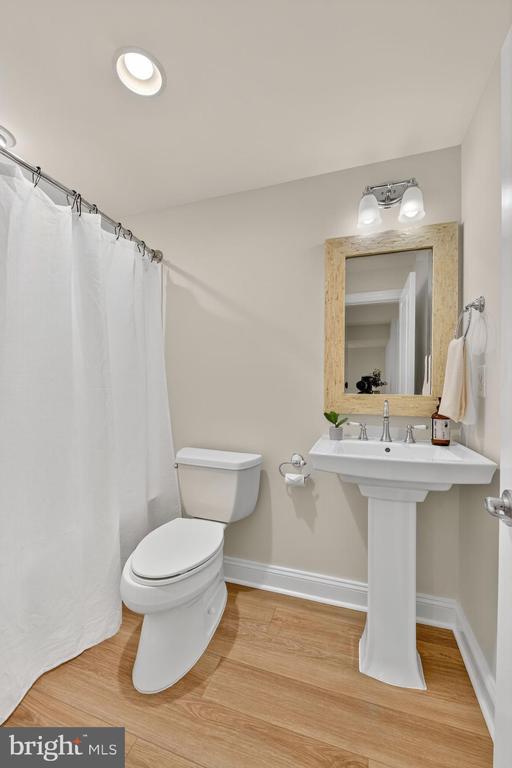 Arlington, Virginia, 22213, United States, 5 Bedrooms Bedrooms, ,5 BathroomsBathrooms,Residential,For Sale,1982488